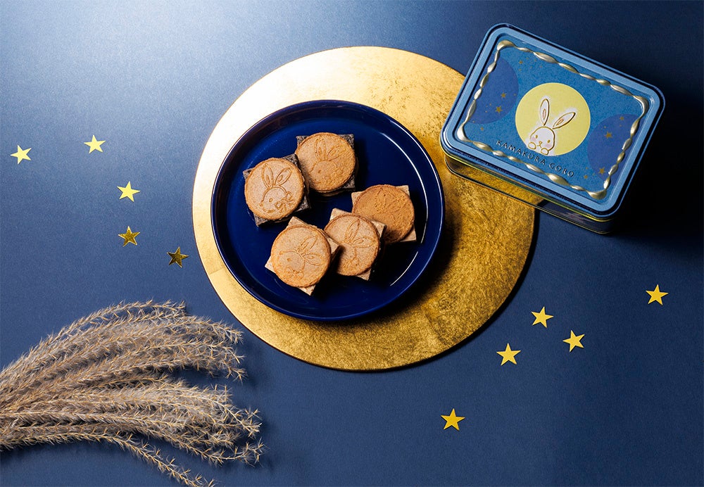 月うさぎの刻印が入ったサンド菓子と「鎌倉五郎のお月見缶」