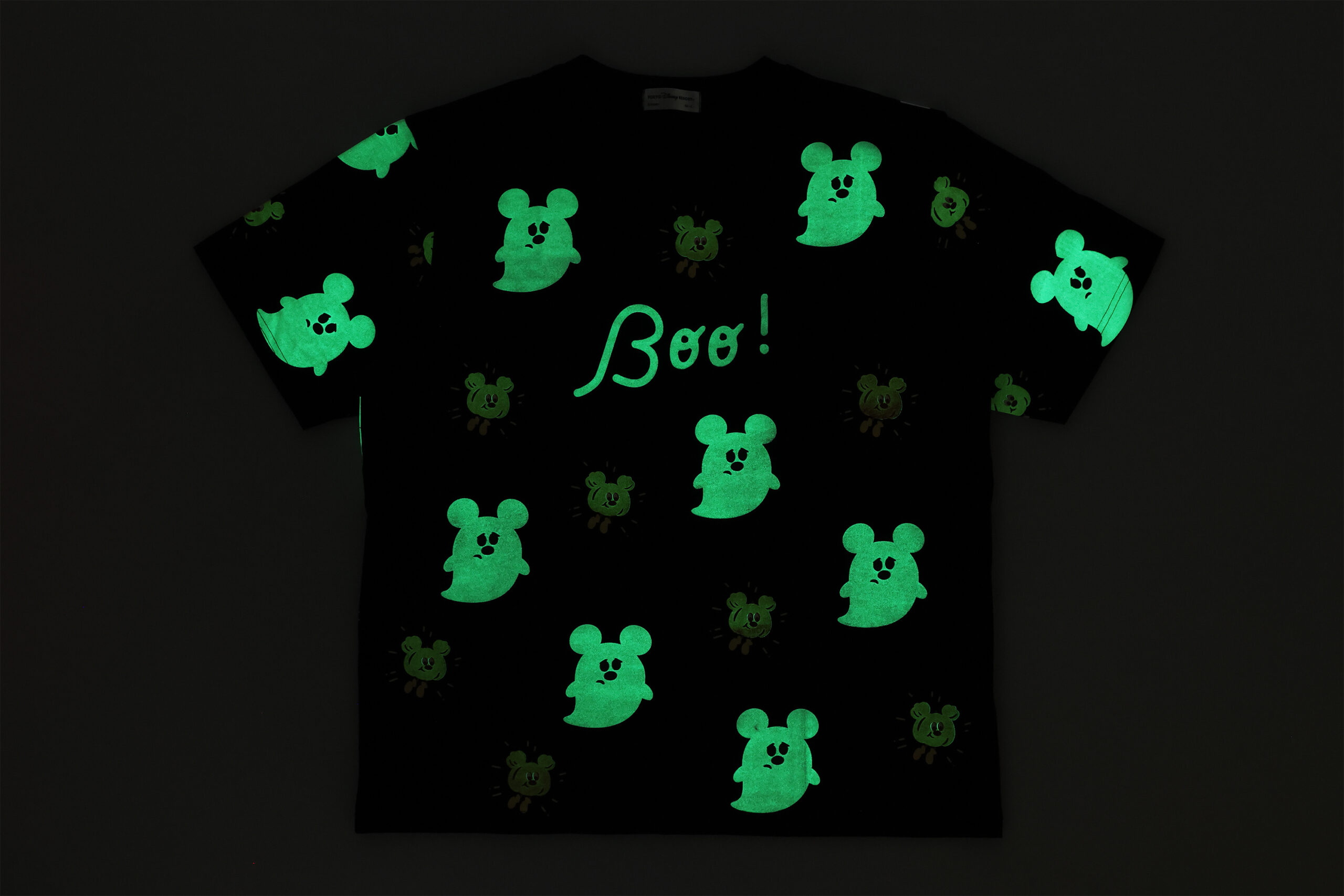 暗いところで光るTシャツの背面