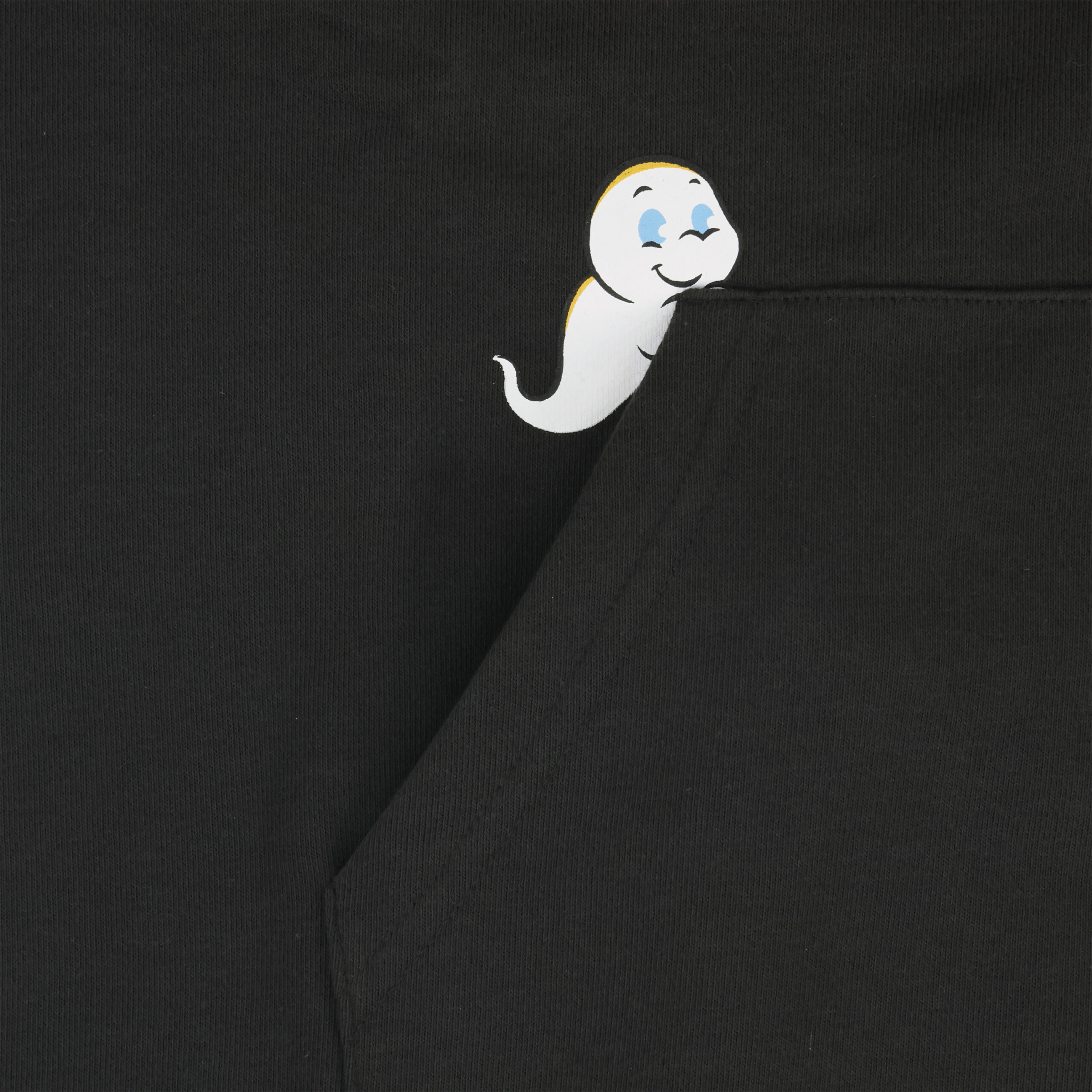 パーカーのポケット口を登る白いおばけの接写