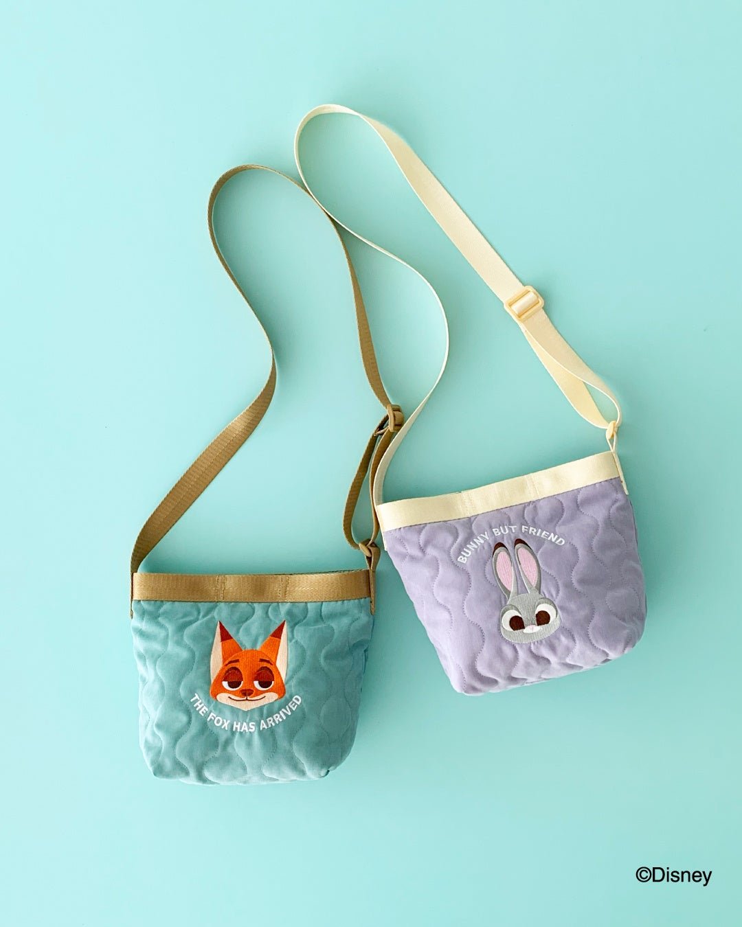 キルティングショルダーの「ニック」と「ジュディ」刺繍