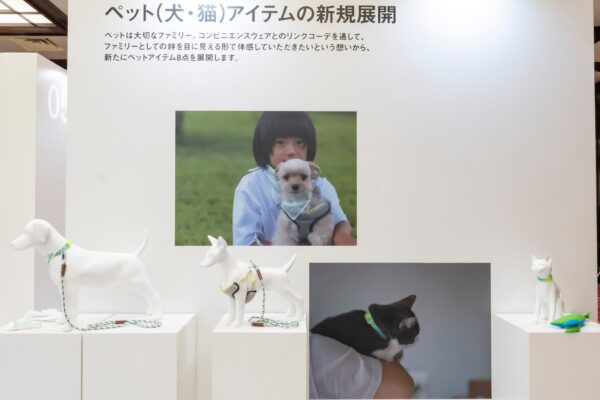 ペット用品展開パネルとマネキン展示