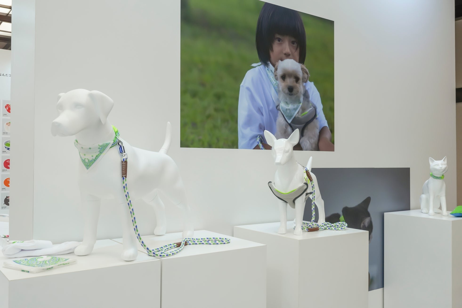 犬・猫マネキンに装着されたペット用品