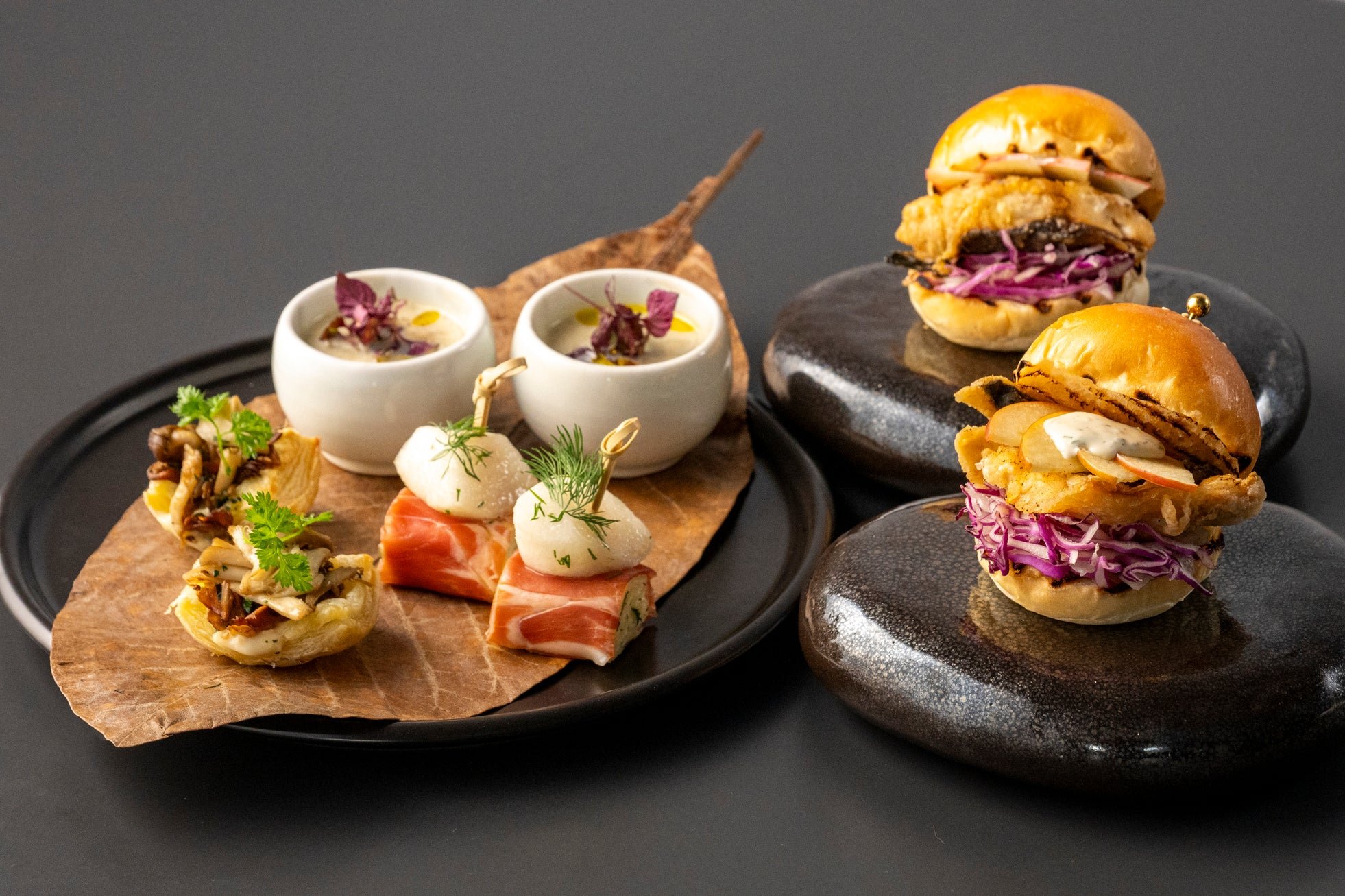 きのこのタルトや生ハムの前菜、スープ、ミニバーガー