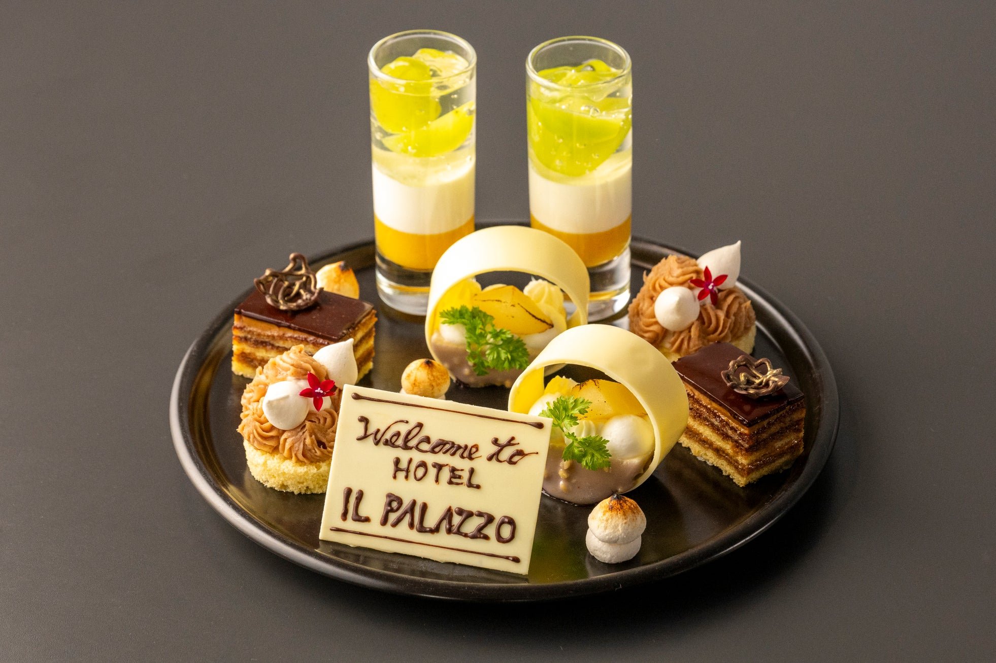 オペラ風ケーキとウェルカムメッセージプレートのスイーツ