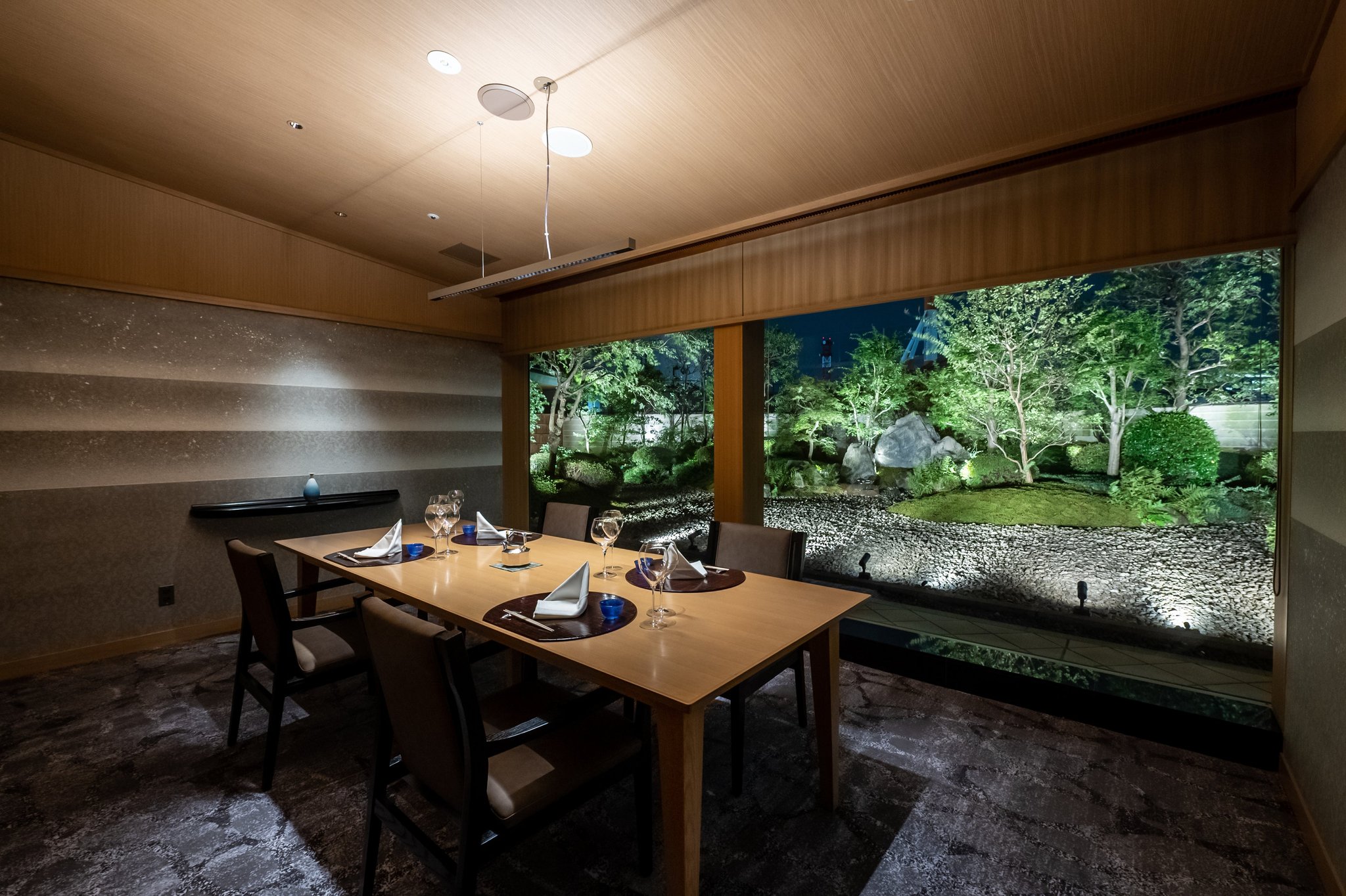 日本料理「木の花」の個室と日本庭園の眺め
