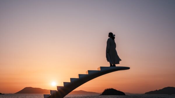 夕暮れの階段アートと夕日(別カット)