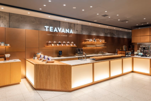 「TEAVANA」ロゴが掲げられた木目調カウンター