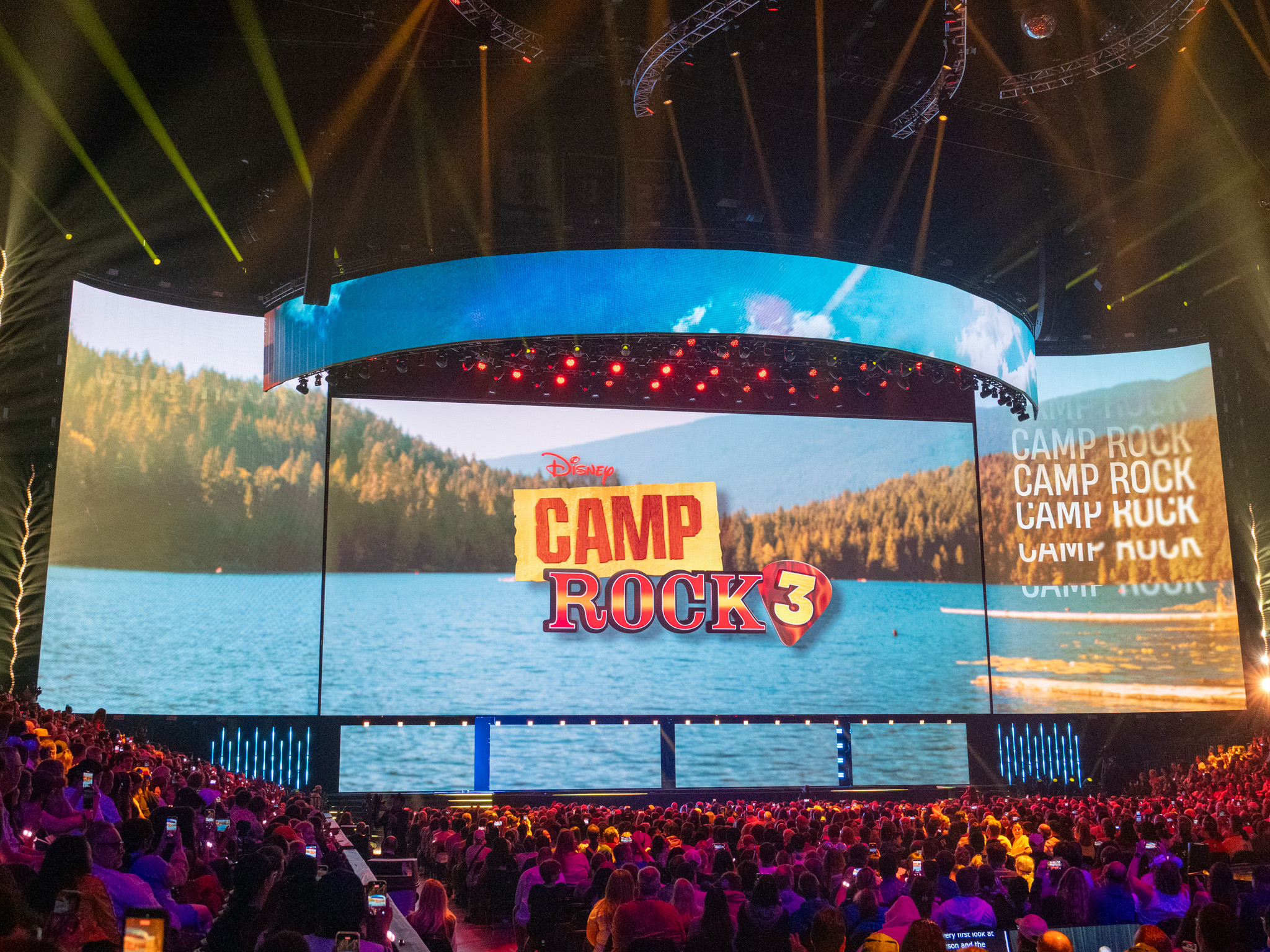 湖と森を背景にCAMP ROCK 3のロゴが映し出されたステージ