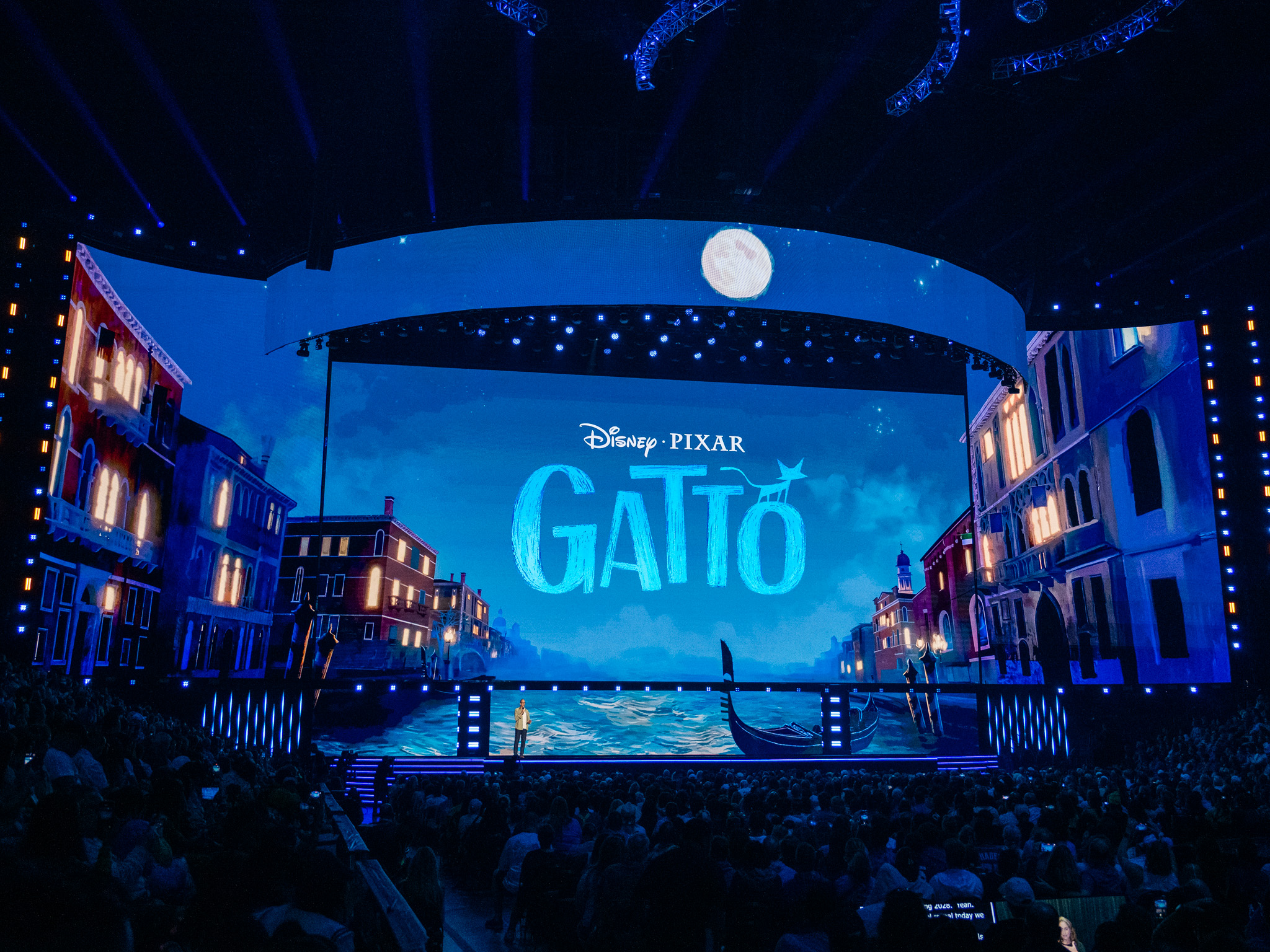 月夜のヴェネツィアの運河を描いたスクリーンに映し出されたGATTOのロゴ