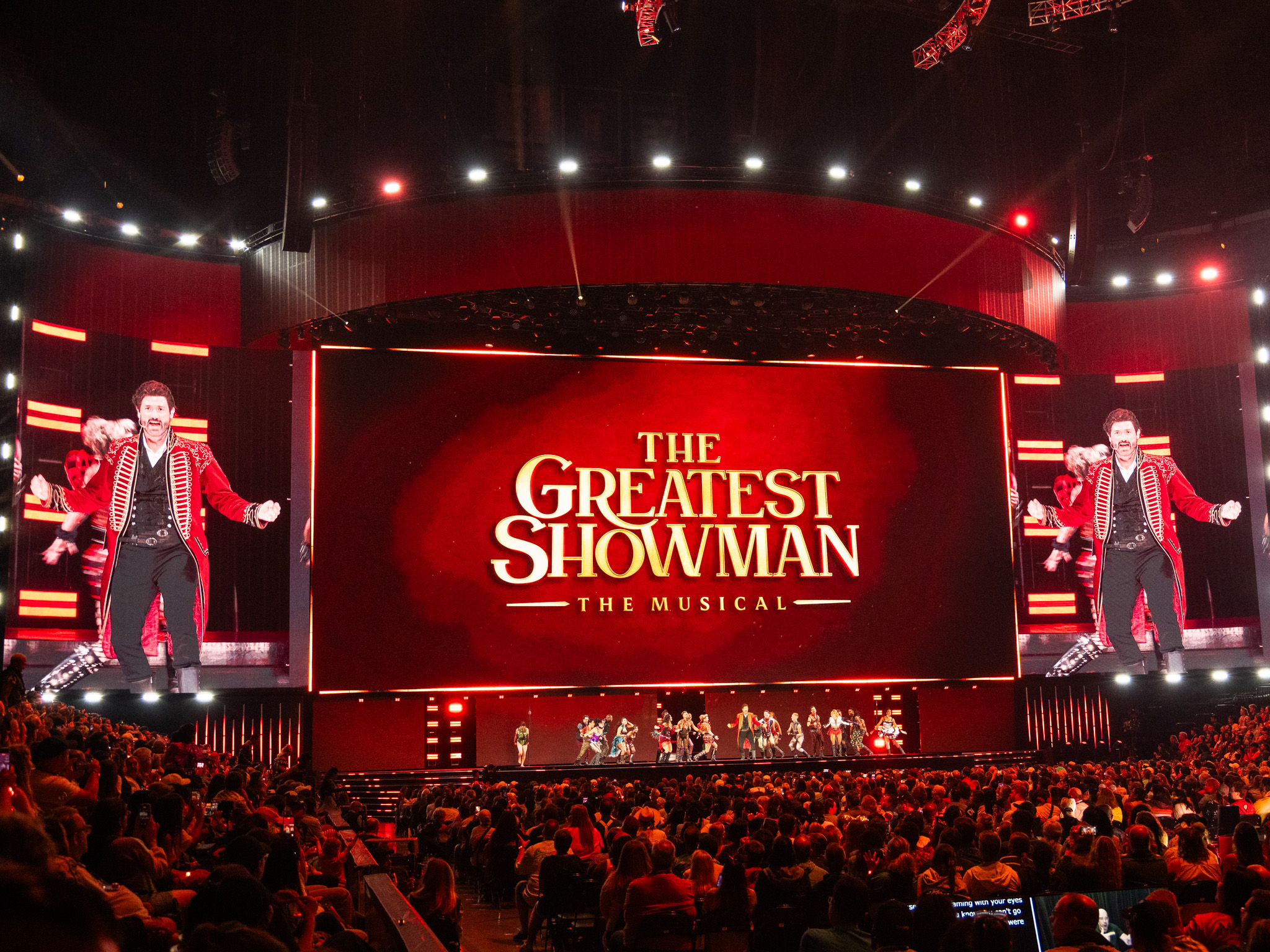 赤い衣装のP.T.バーナムを中心にカンパニーが踊るThe Greatest Showmanのパフォーマンス