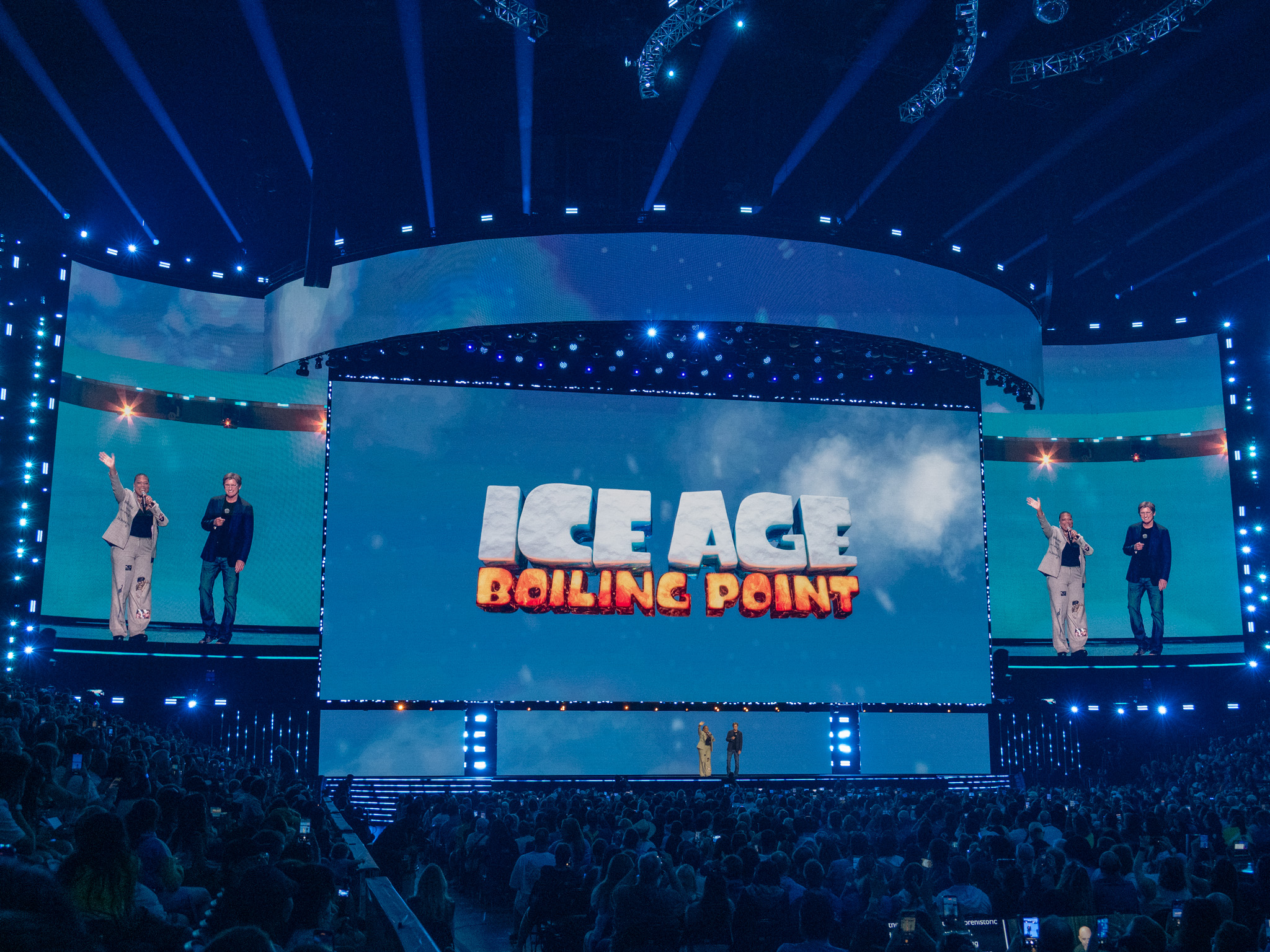 ICE AGE BOILING POINTのロゴを背に手を挙げるクイーン・ラティファとデニス・レアリー