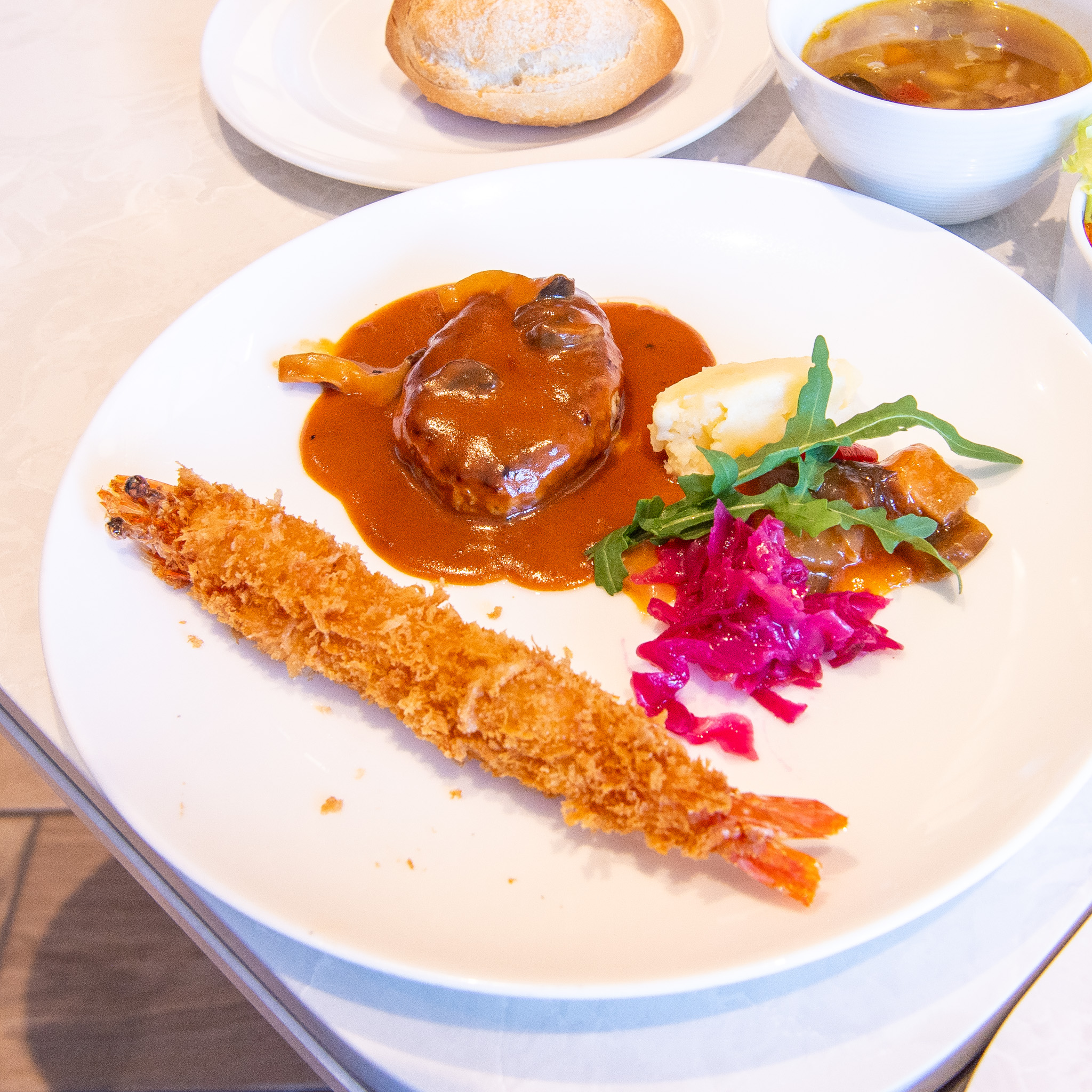 ジャンボ海老フライとあぐーハンバーグステーキの盛り合わせ