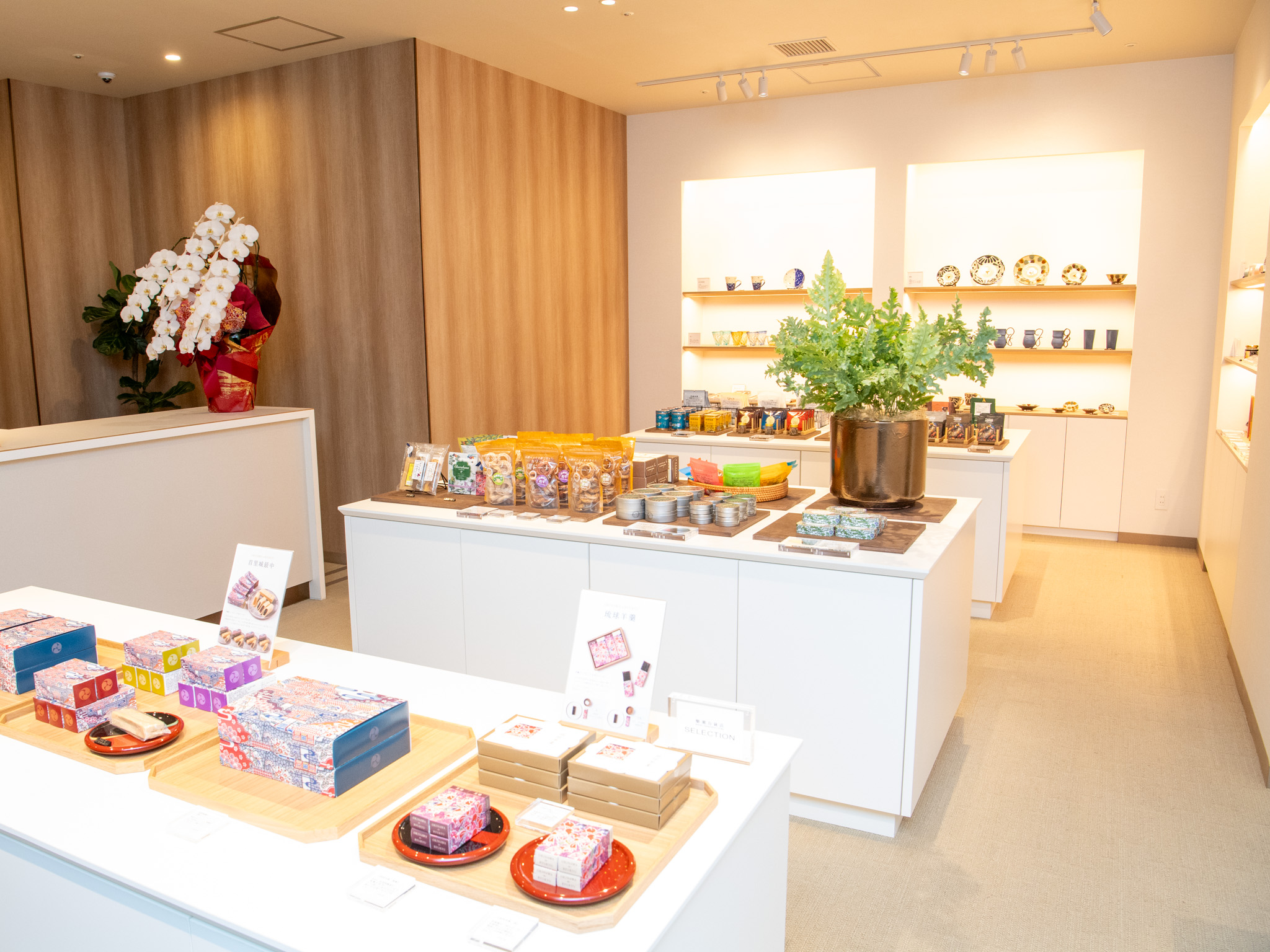 やちむんの器と菓子のギフト箱が並ぶHotel Shopの店内