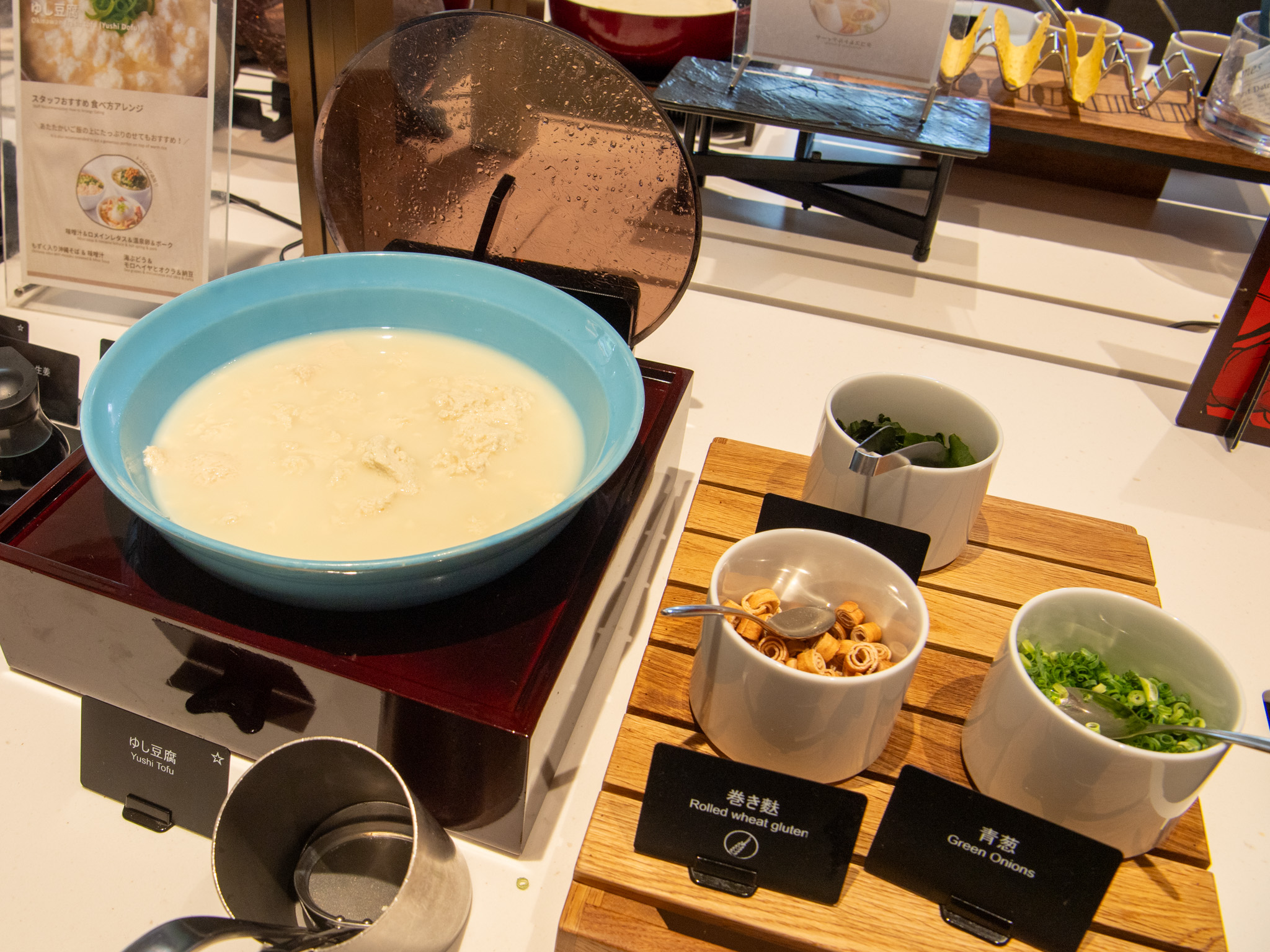 ゆし豆腐と薬味の並ぶコーナー