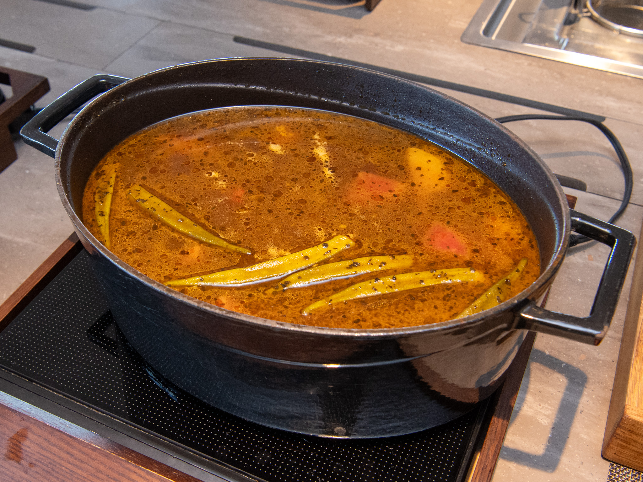 オクラが浮かぶスープカレーの鍋