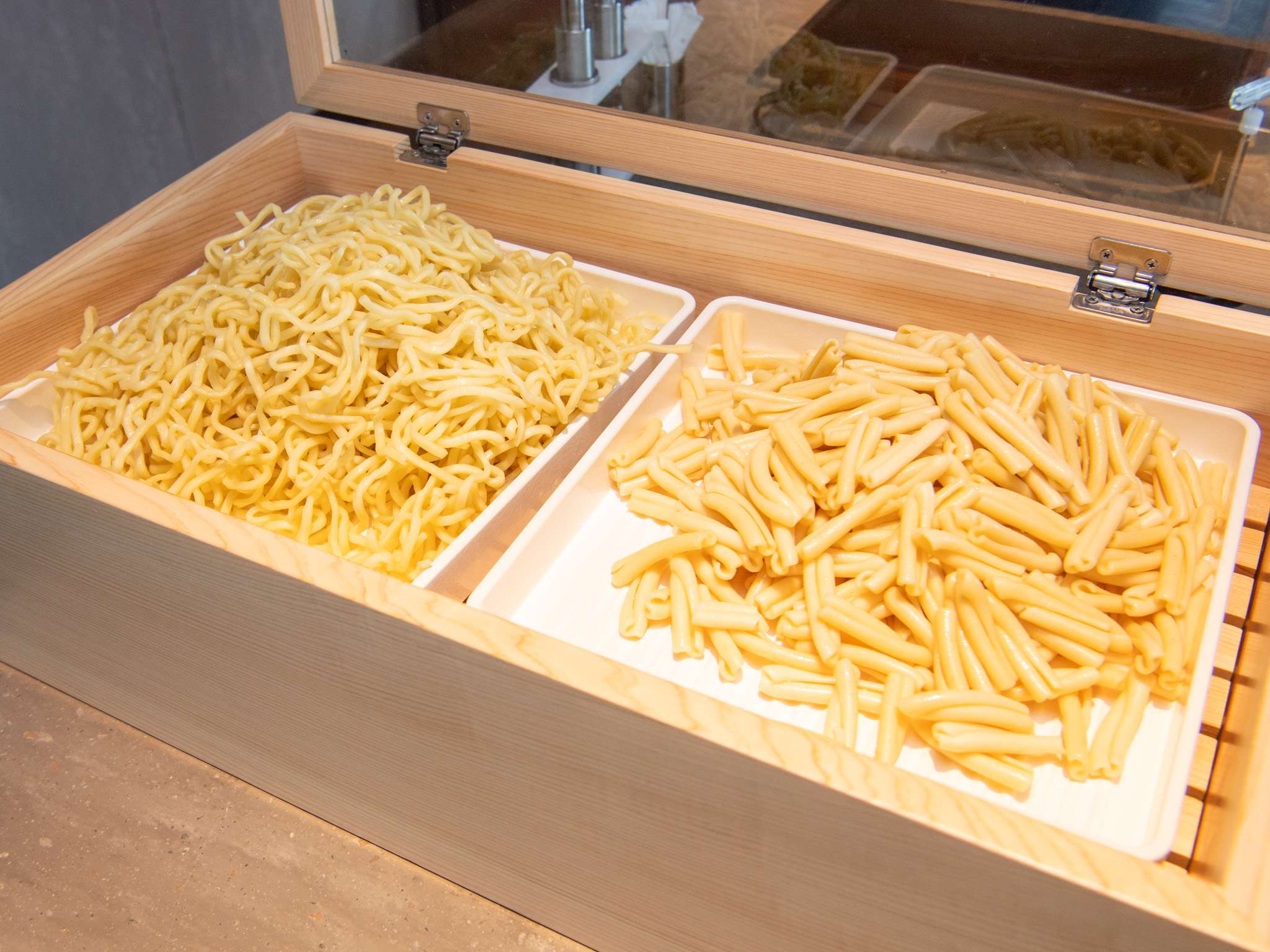 木箱に用意された沖縄そばの麺とショートパスタ