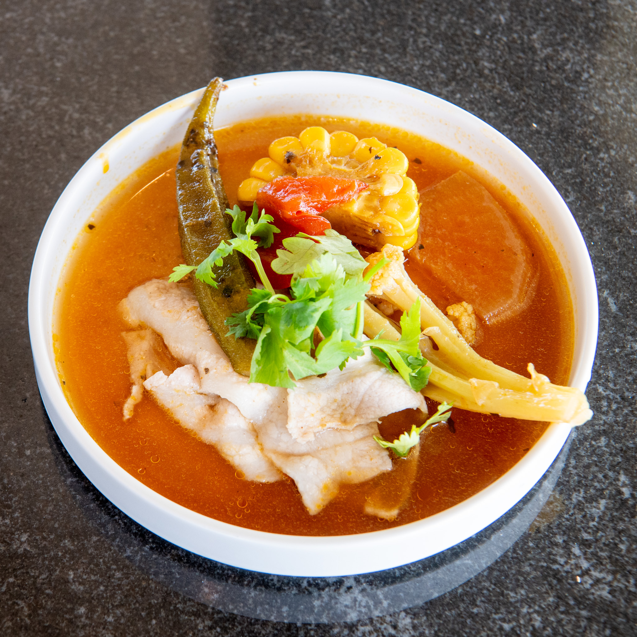 豚しゃぶとピパーチ香るスープカレーを盛り付けた一皿