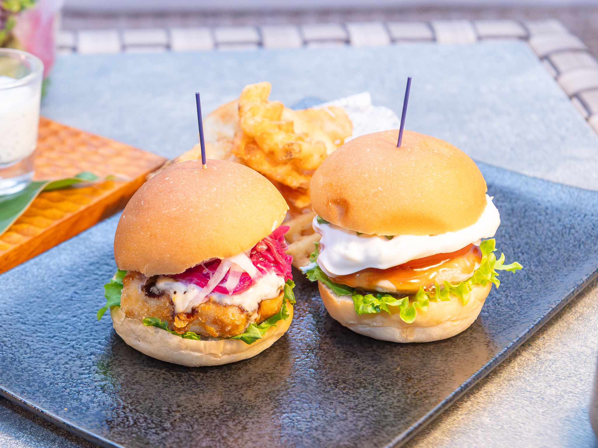 2種のミニバーガーが並んだなはまぐろデュオバーガー