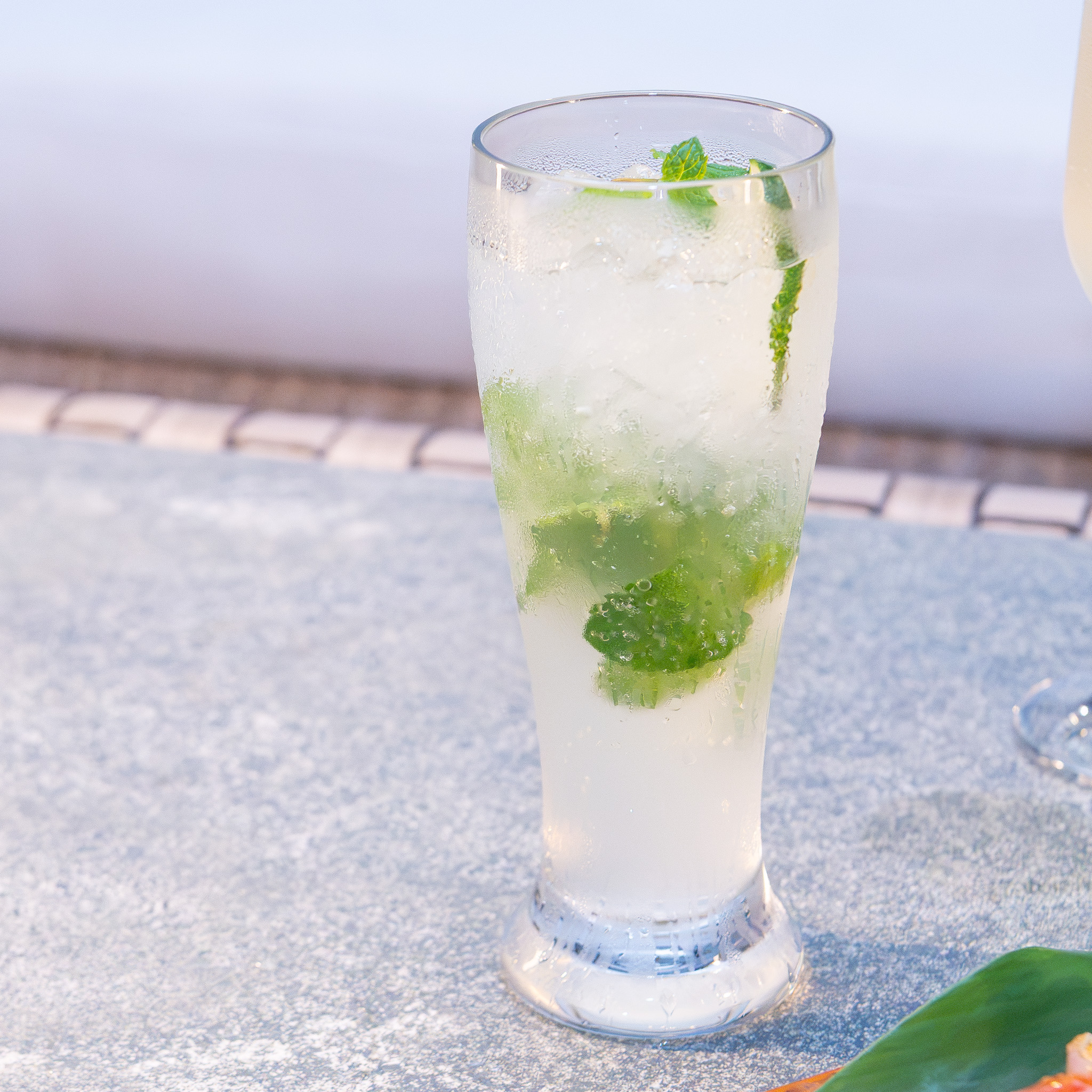 ミントとライムをたっぷり沈めたクリアな1杯