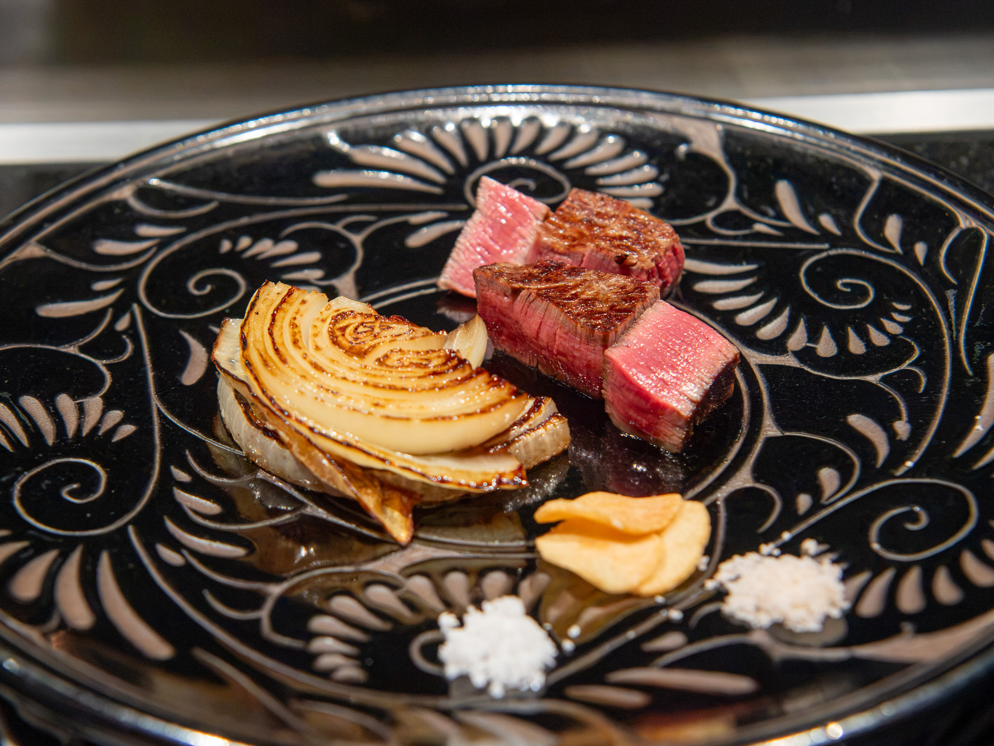鉄板焼 泉崎 やちむんに盛られたステーキ