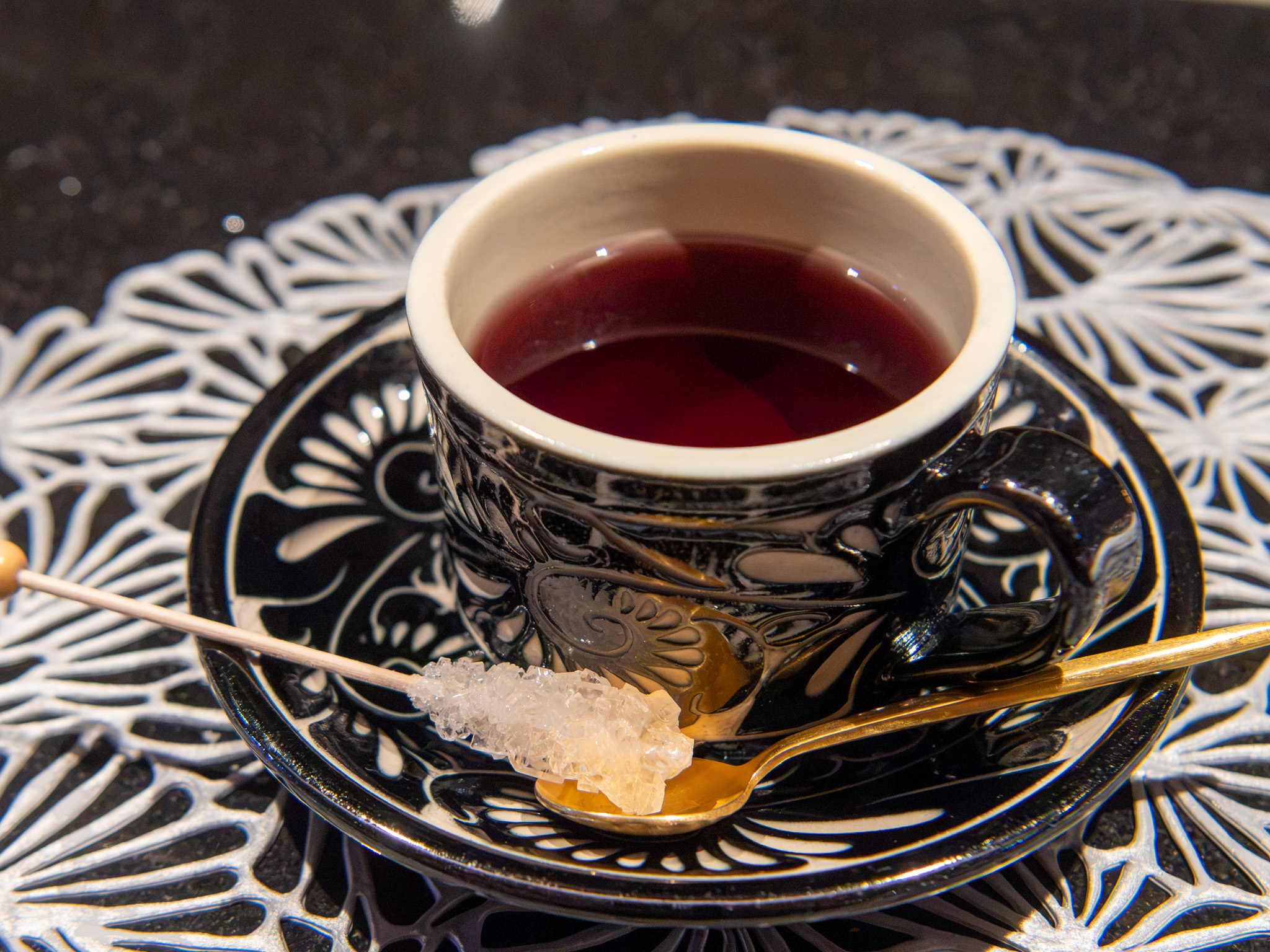 鉄板焼 泉崎 やちむんのカップに注がれたお茶