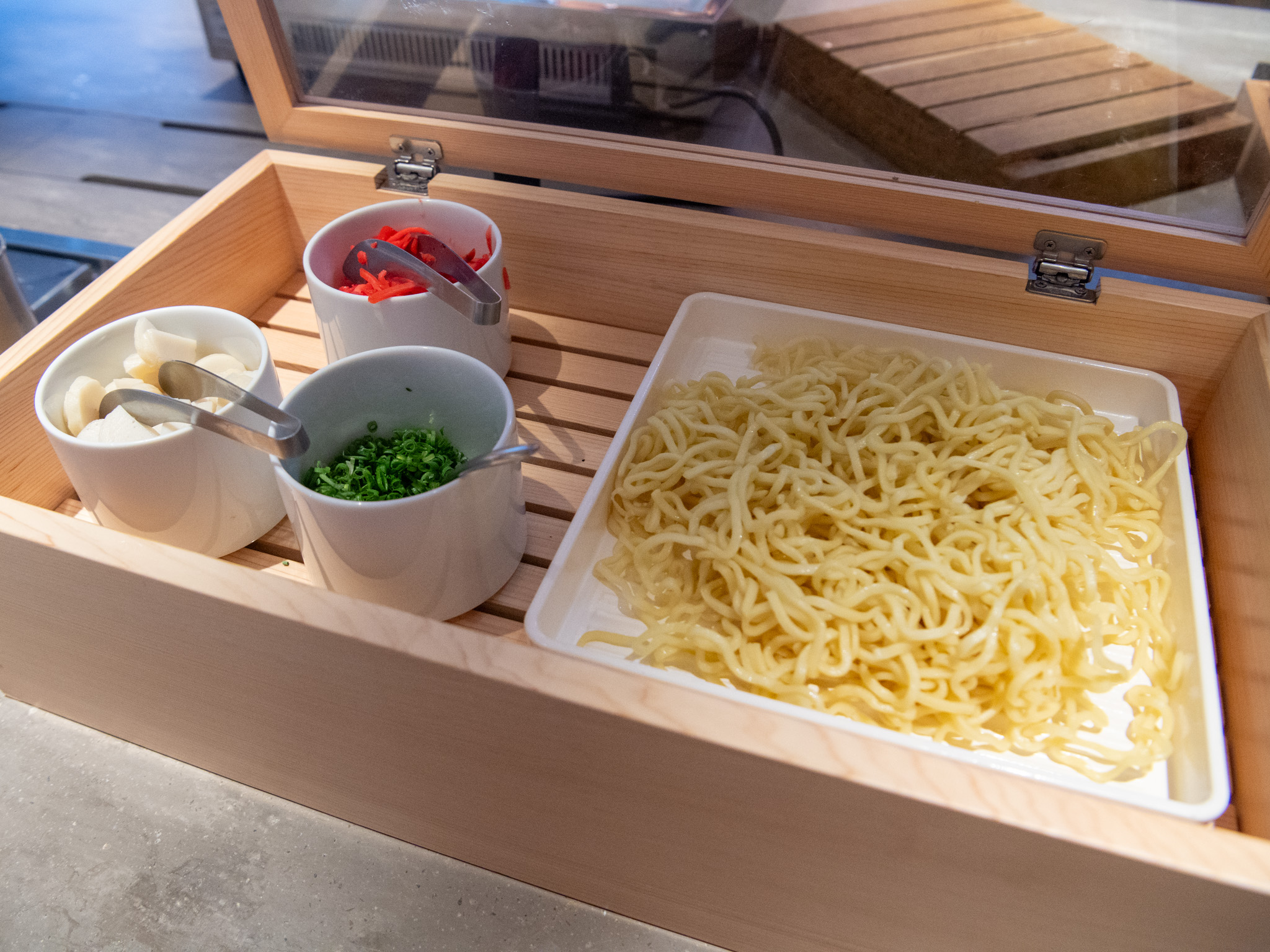 沖縄そばの麺と薬味