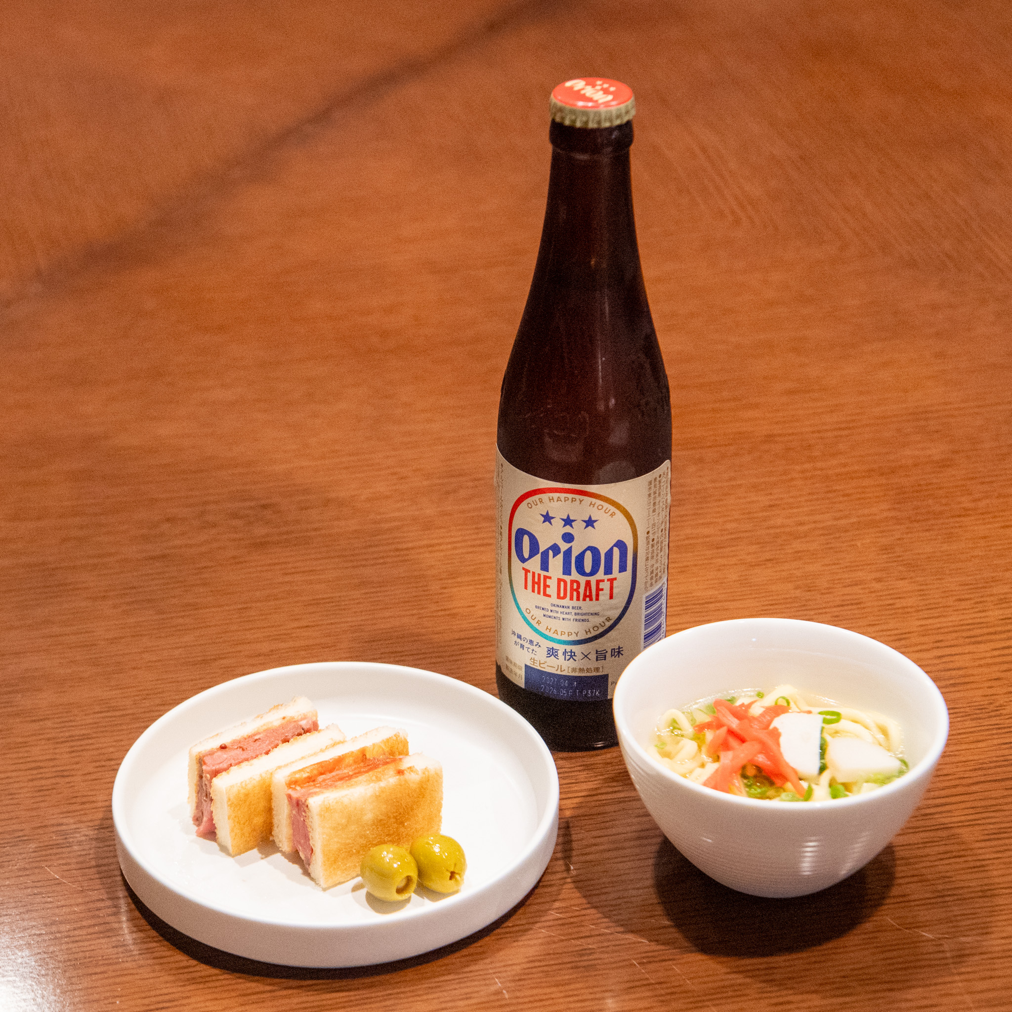 オリオン ザ・ドラフトとローストビーフサンド、沖縄そば