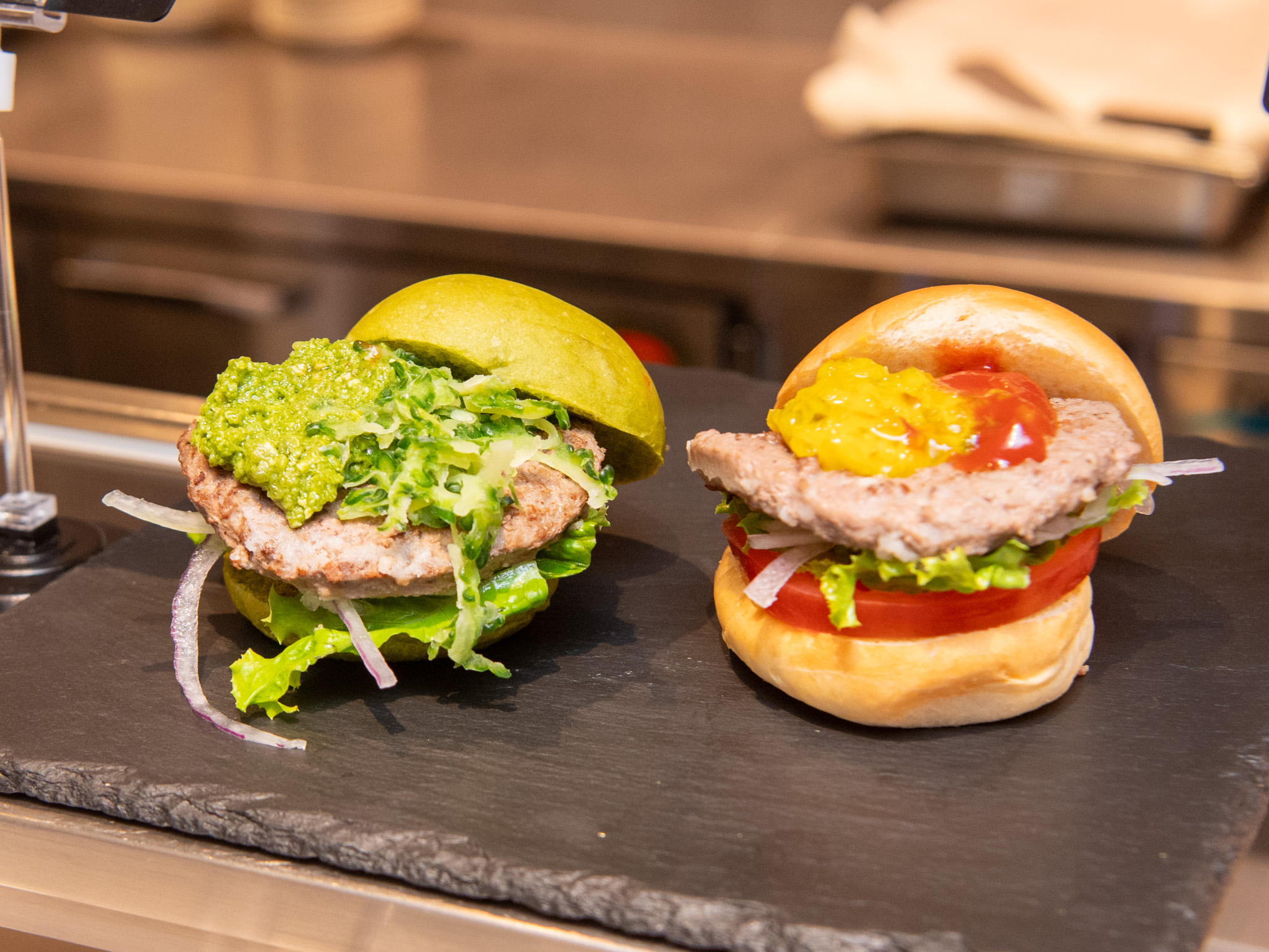 ライブキッチンで仕上げられた2種類のバーガー