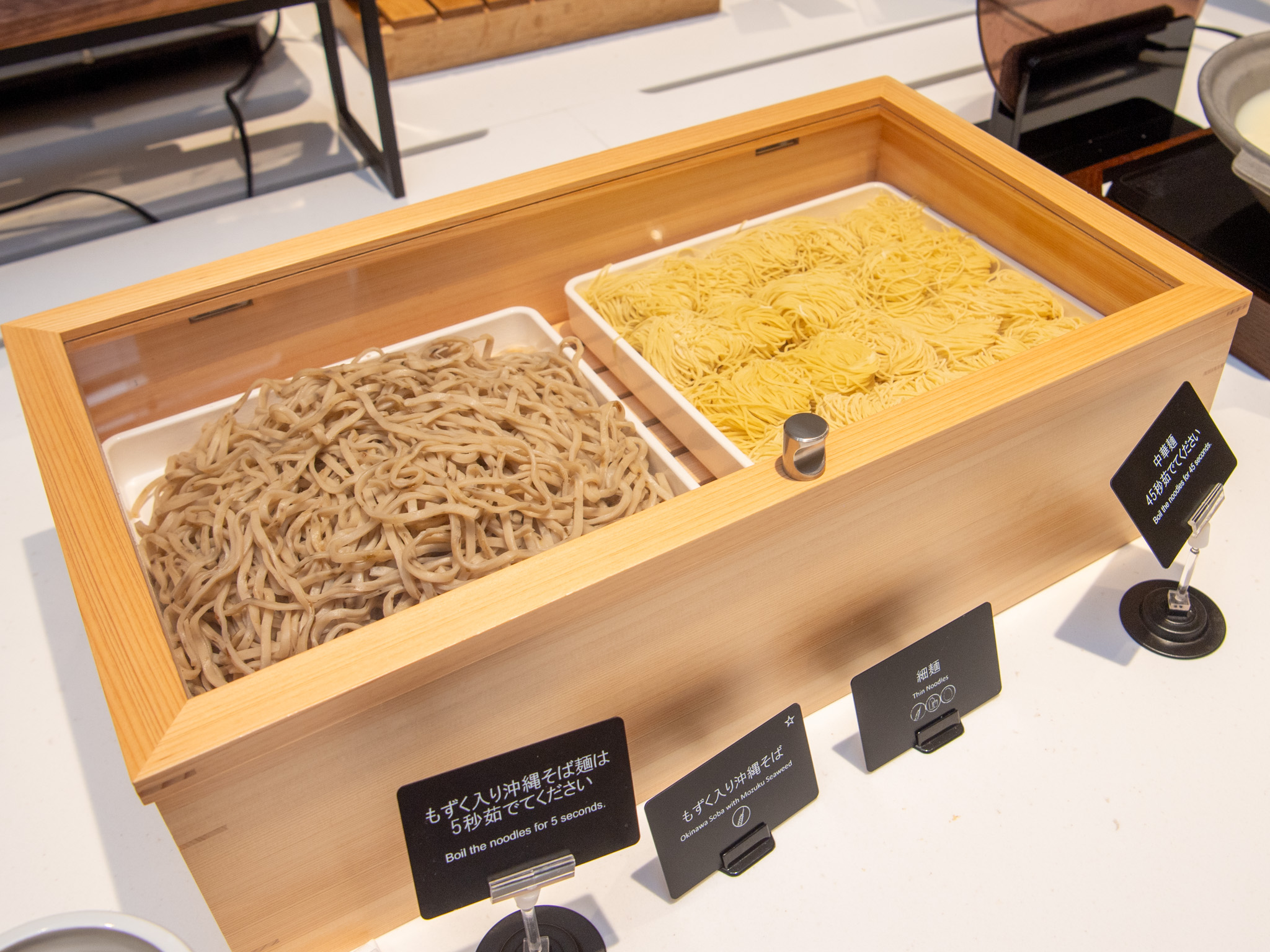 もずく入り沖縄そば麺と担々麺用の細麺の入った木箱