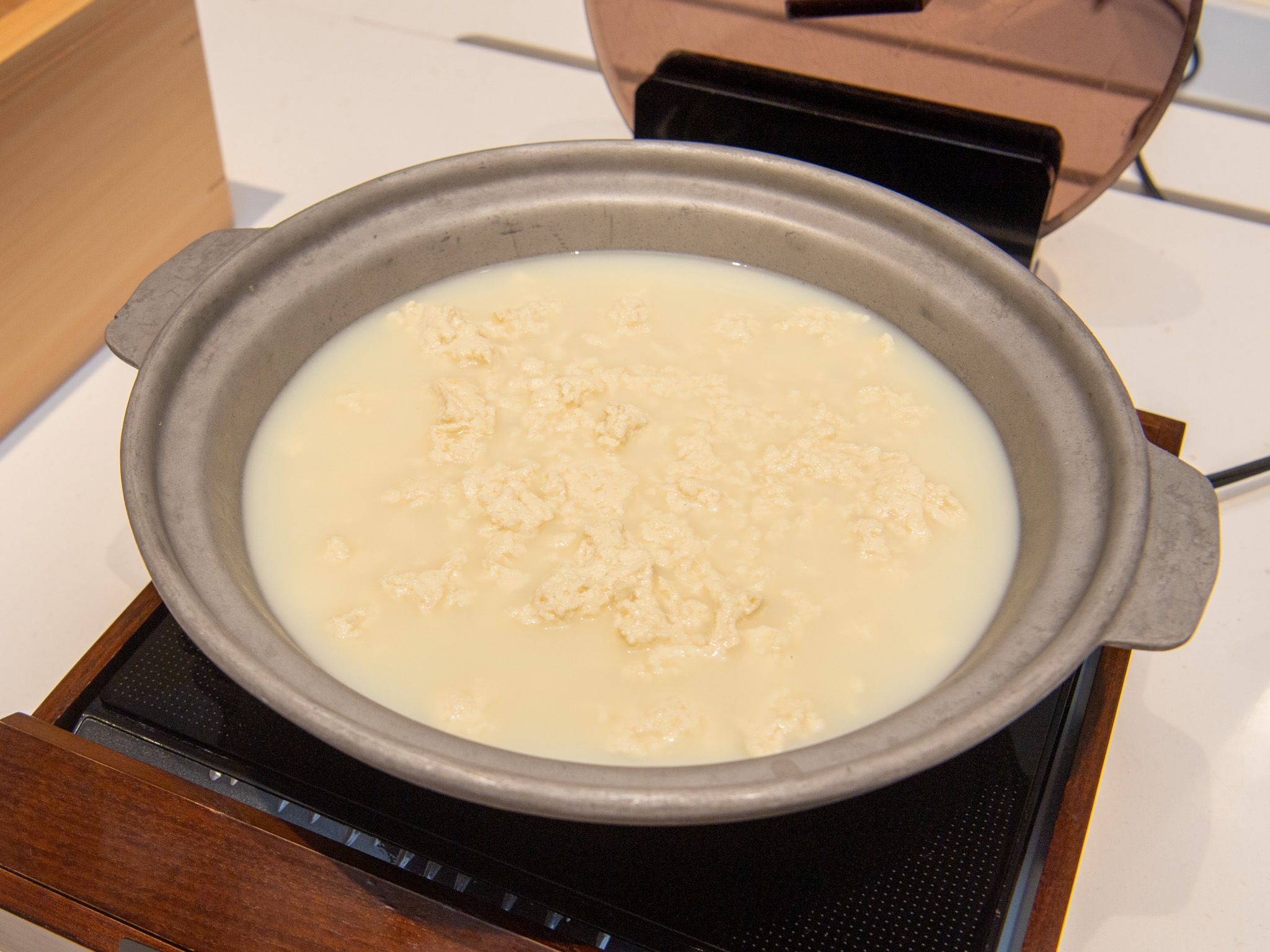 温かい豆乳にやわらかな豆腐が浮かんだゆし豆腐