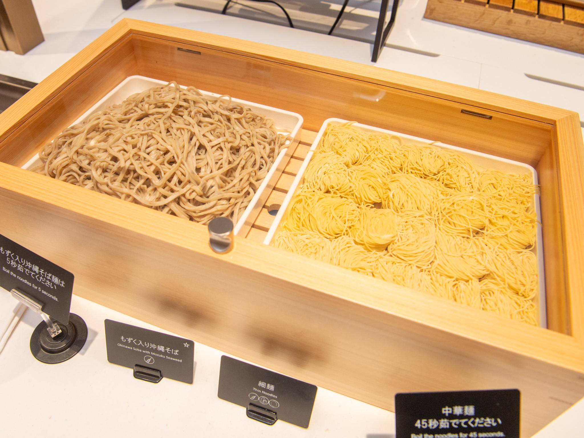 もずく入り沖縄そば麺と担々麺用の細麺の麺コーナー