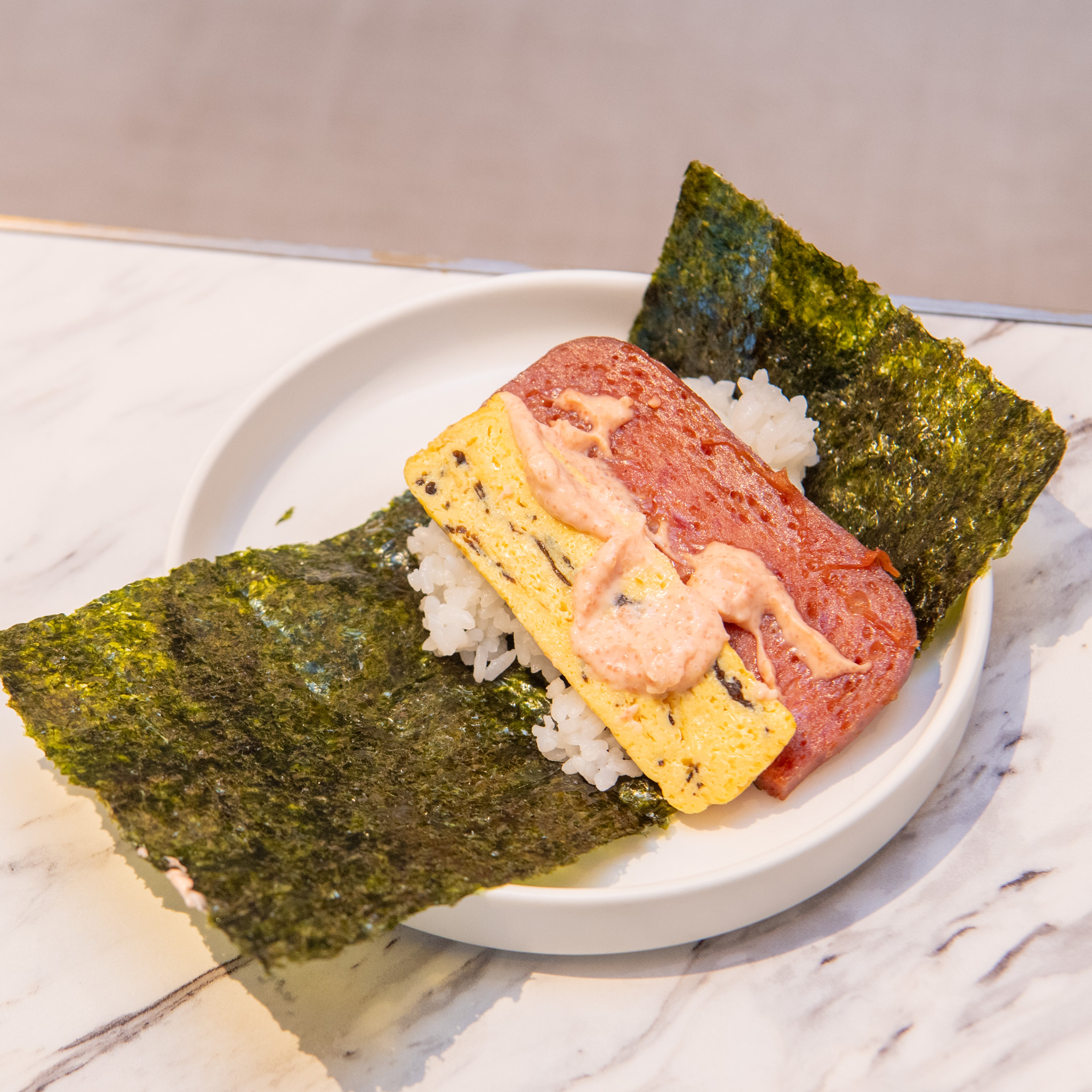 ポークと厚焼き玉子をのせたポーク玉子おにぎり