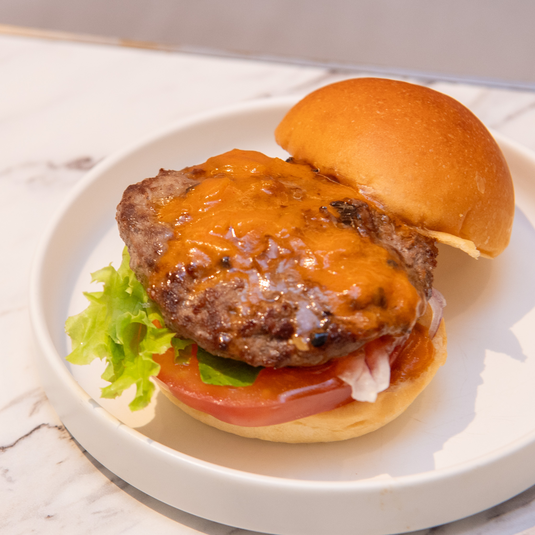ストロガノフソースをかけたビーフバーガー