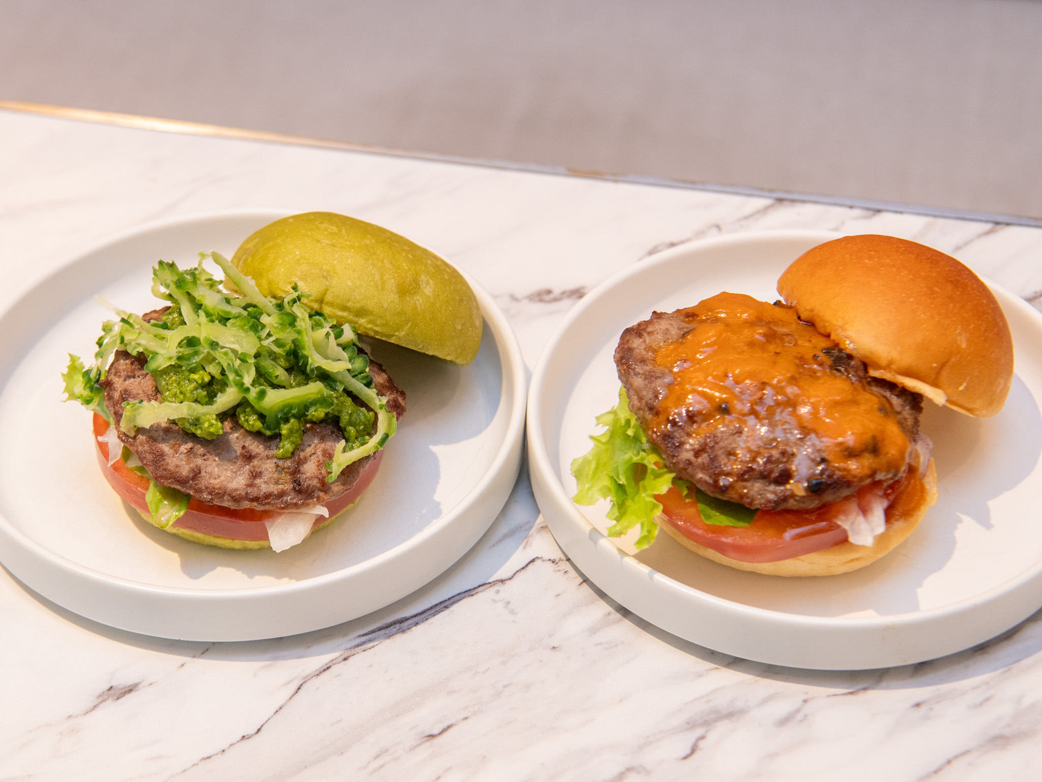 58(ゴーヤ)バーガーとビーフバーガーの2皿
