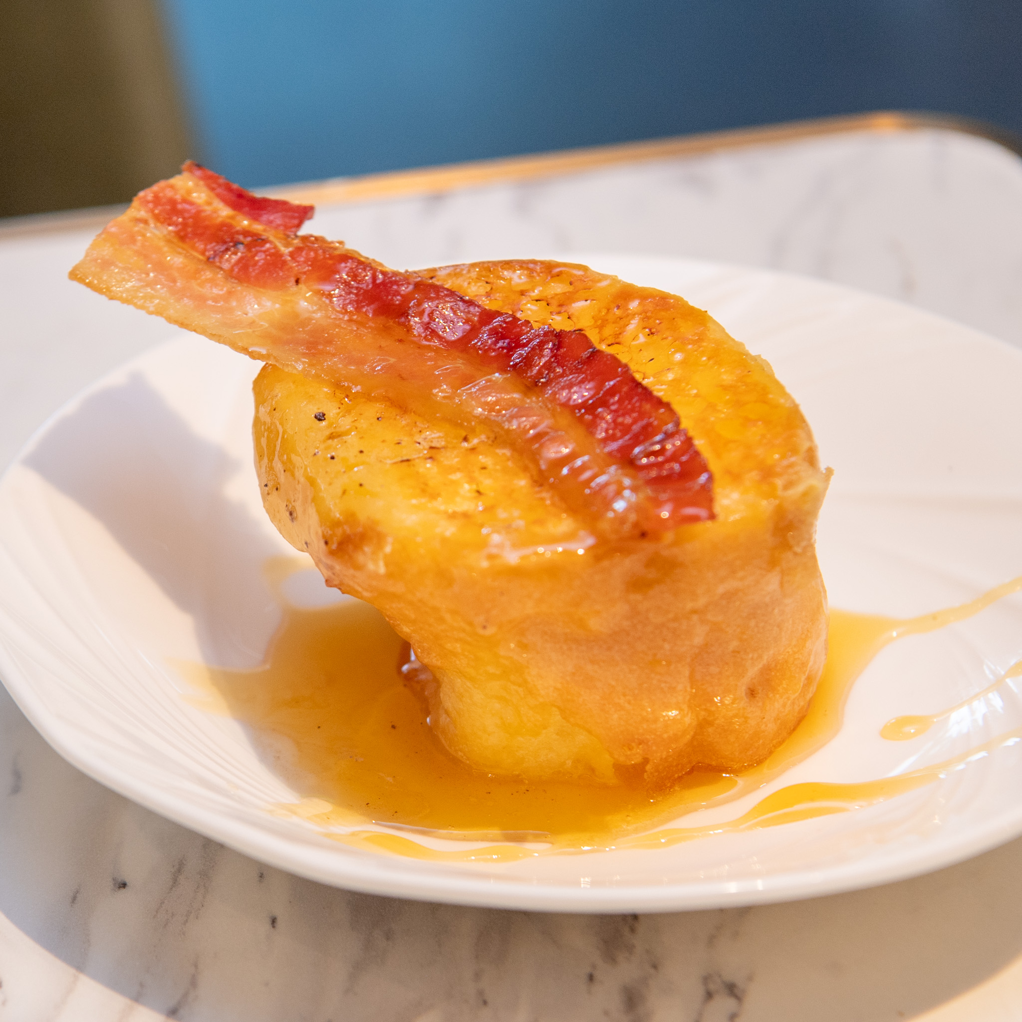 トリュフバターをのせたフレンチトースト