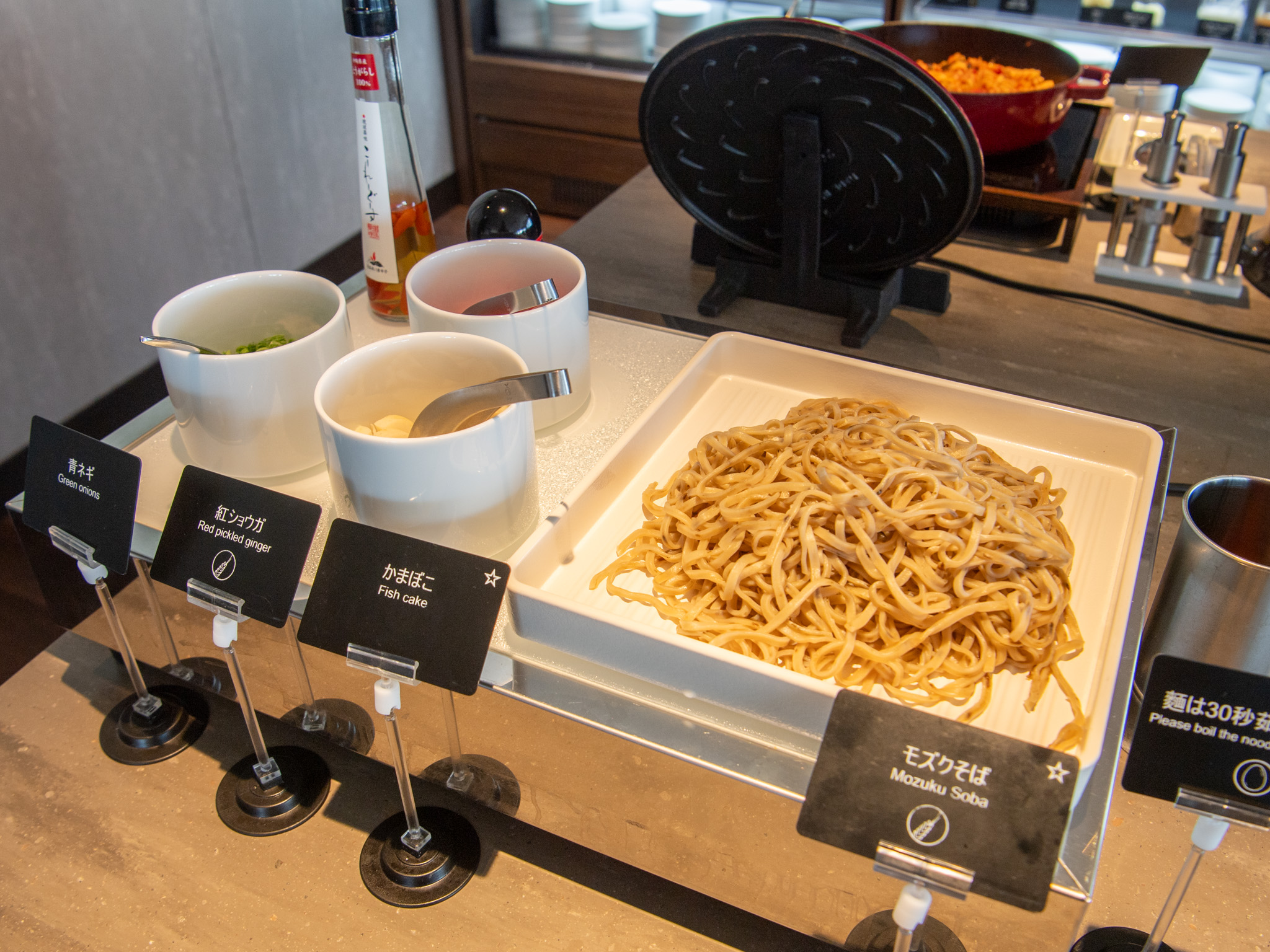 モズクそばの麺と薬味が並ぶコーナー