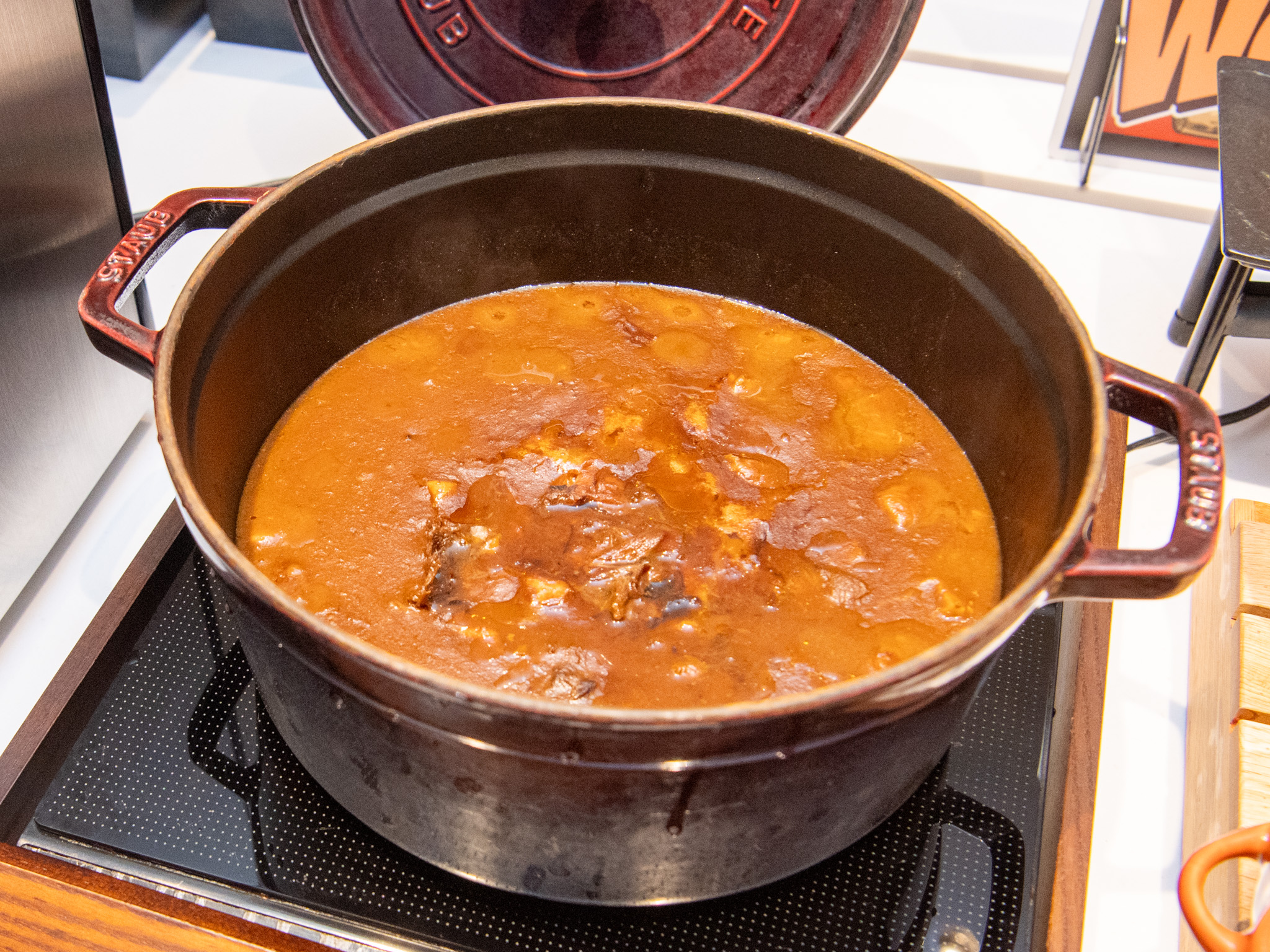 大鍋で煮込んだカレー