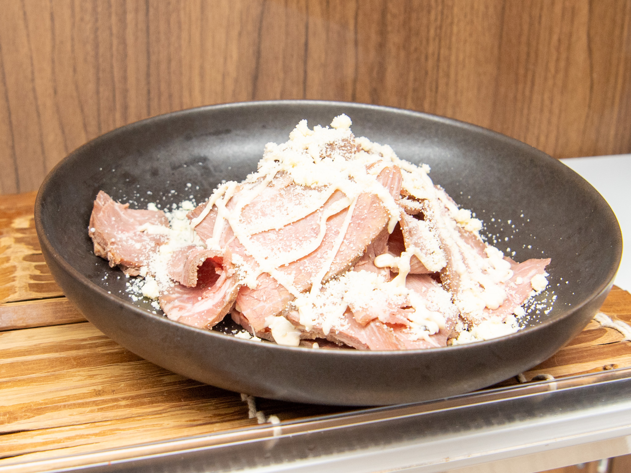 チーズをかけた薄切りの肉料理