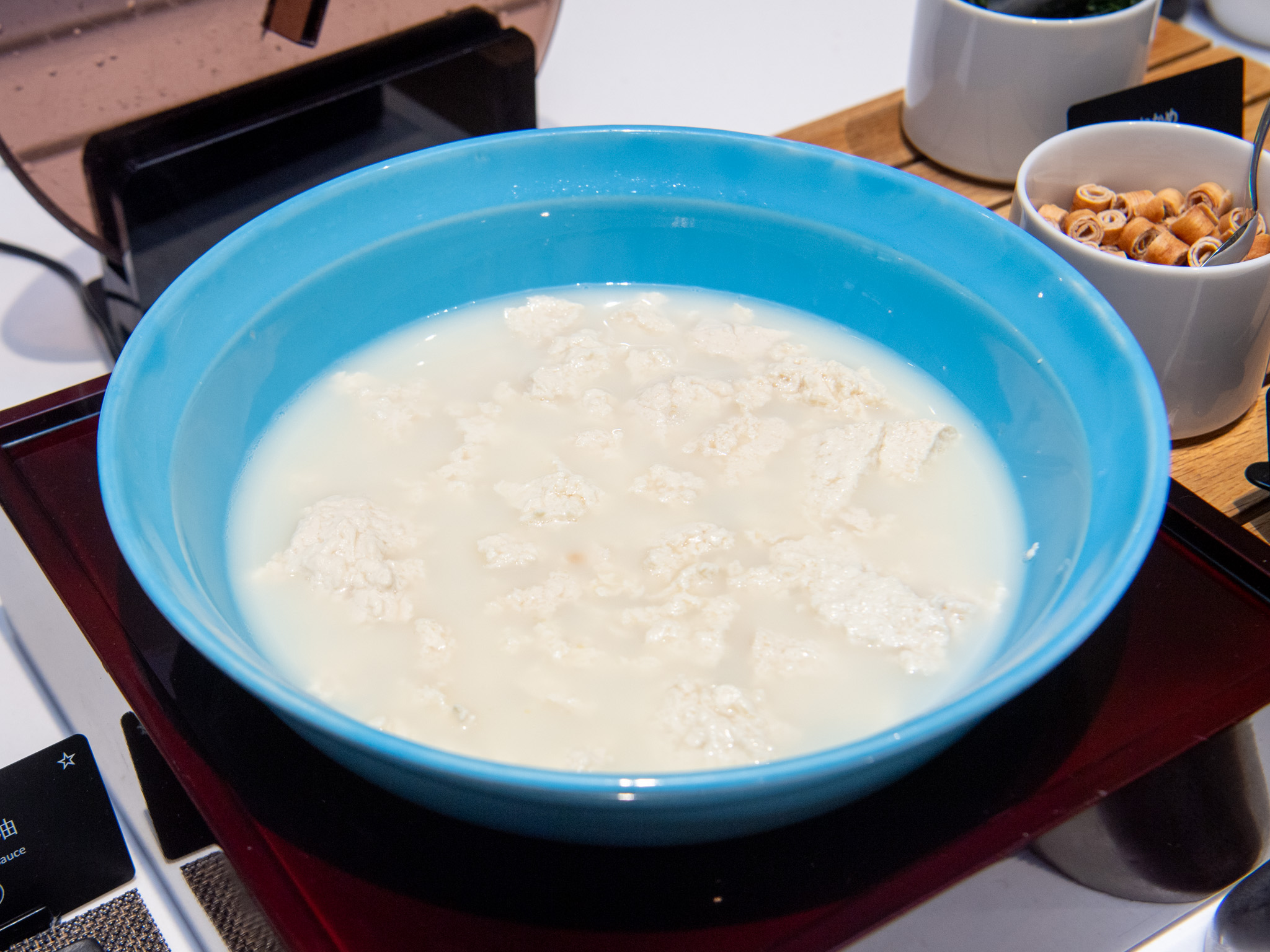 大鉢で温められたゆし豆腐