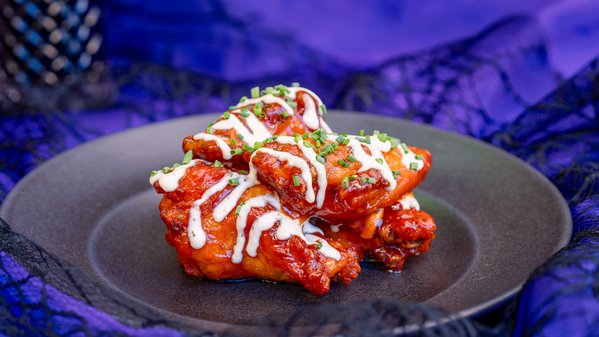 赤いソースをまとったハロウィーン限定のチキンウィング