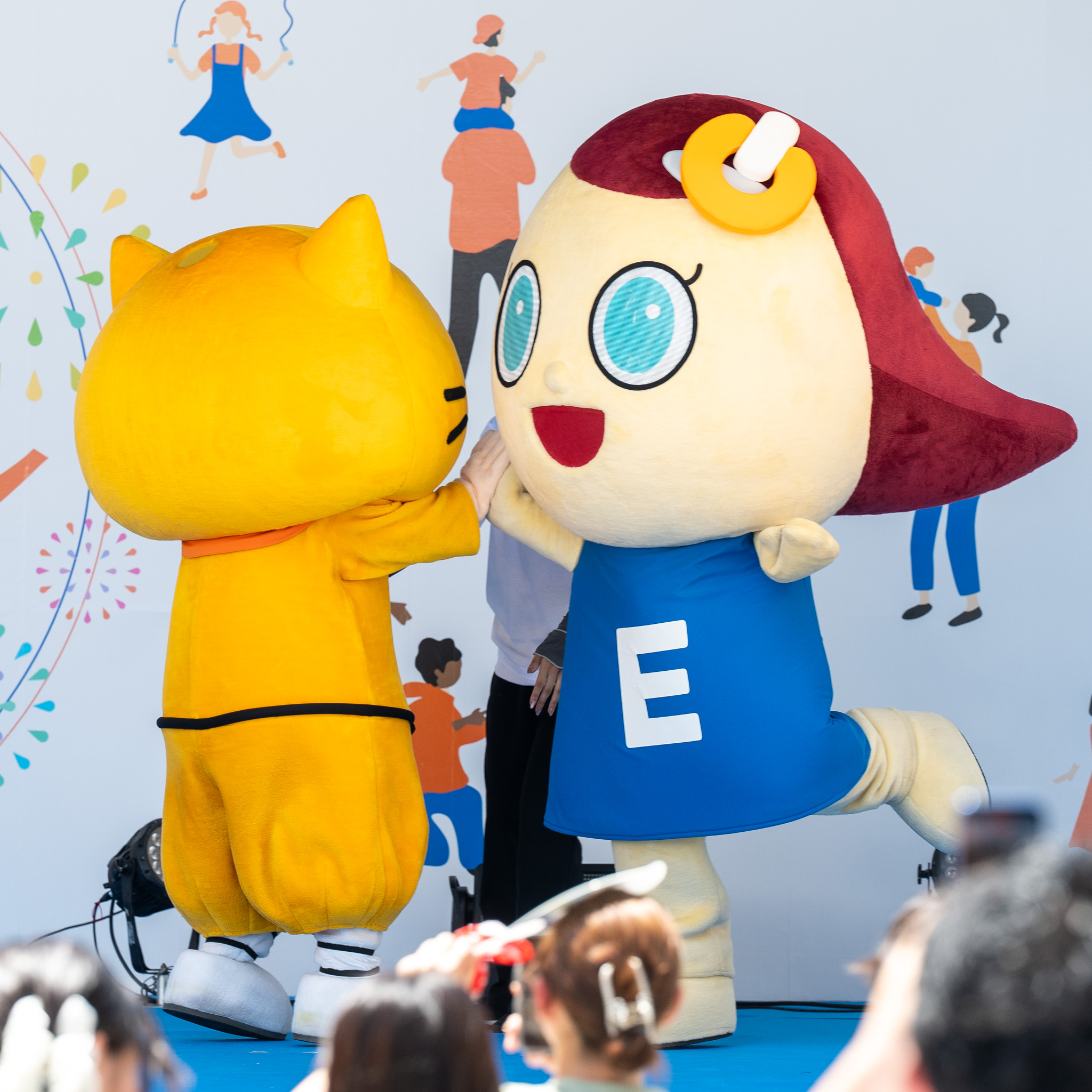 向かい合うシノビーとエディオンのいいなちゃん