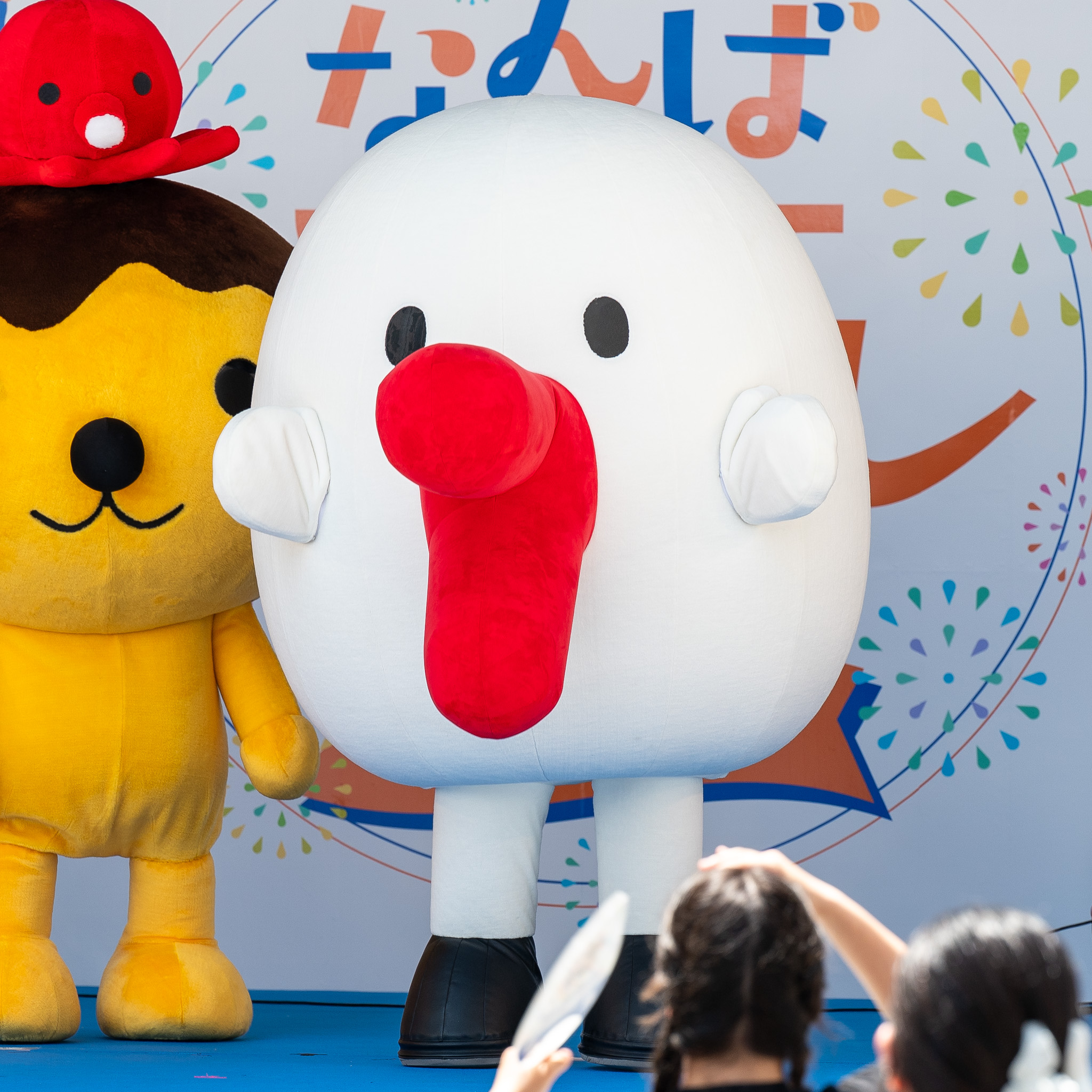 まっ白なからだに赤いくちばしの関西テレビのハチエモン