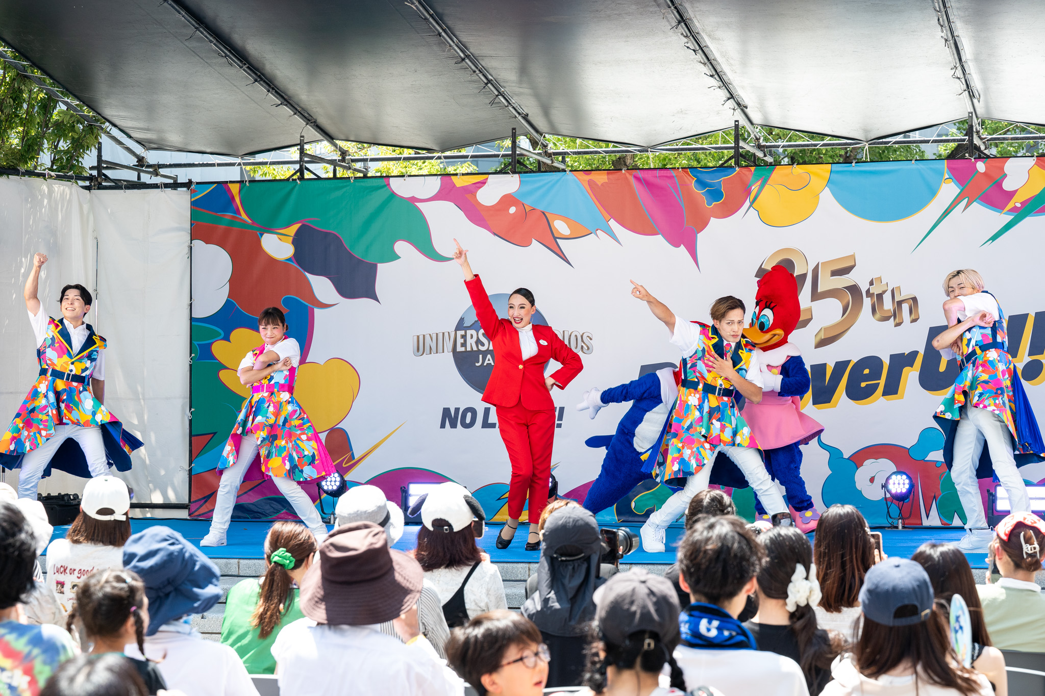 そろって天を指す出演者たち