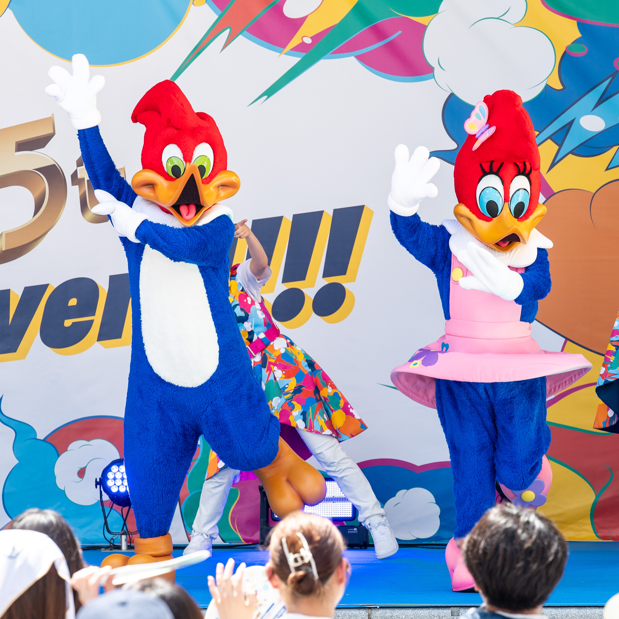 客席へ手を伸ばすウッディーとウィニー・ウッドペッカー