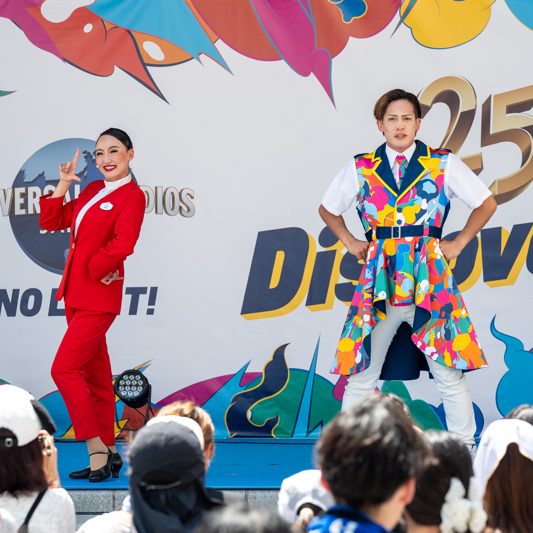 客席へ問いかける綾小路麗華とエンターテイナー