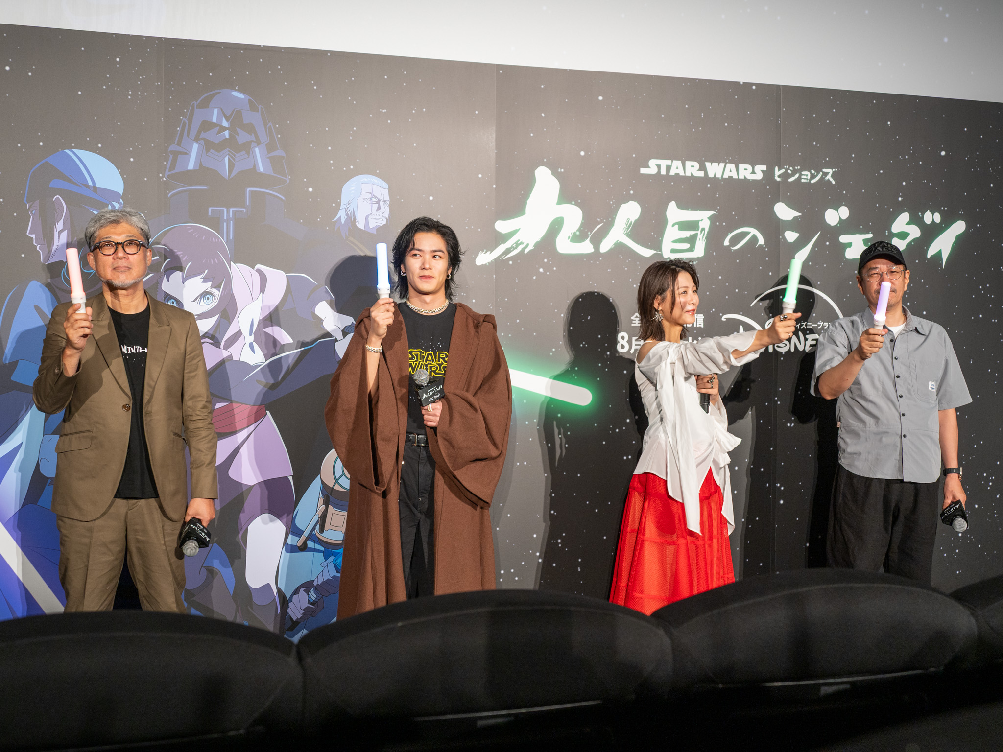 ペンライトを掲げる多田俊介監督、川村壱馬さん、赤﨑千夏さん、神山健治総監督