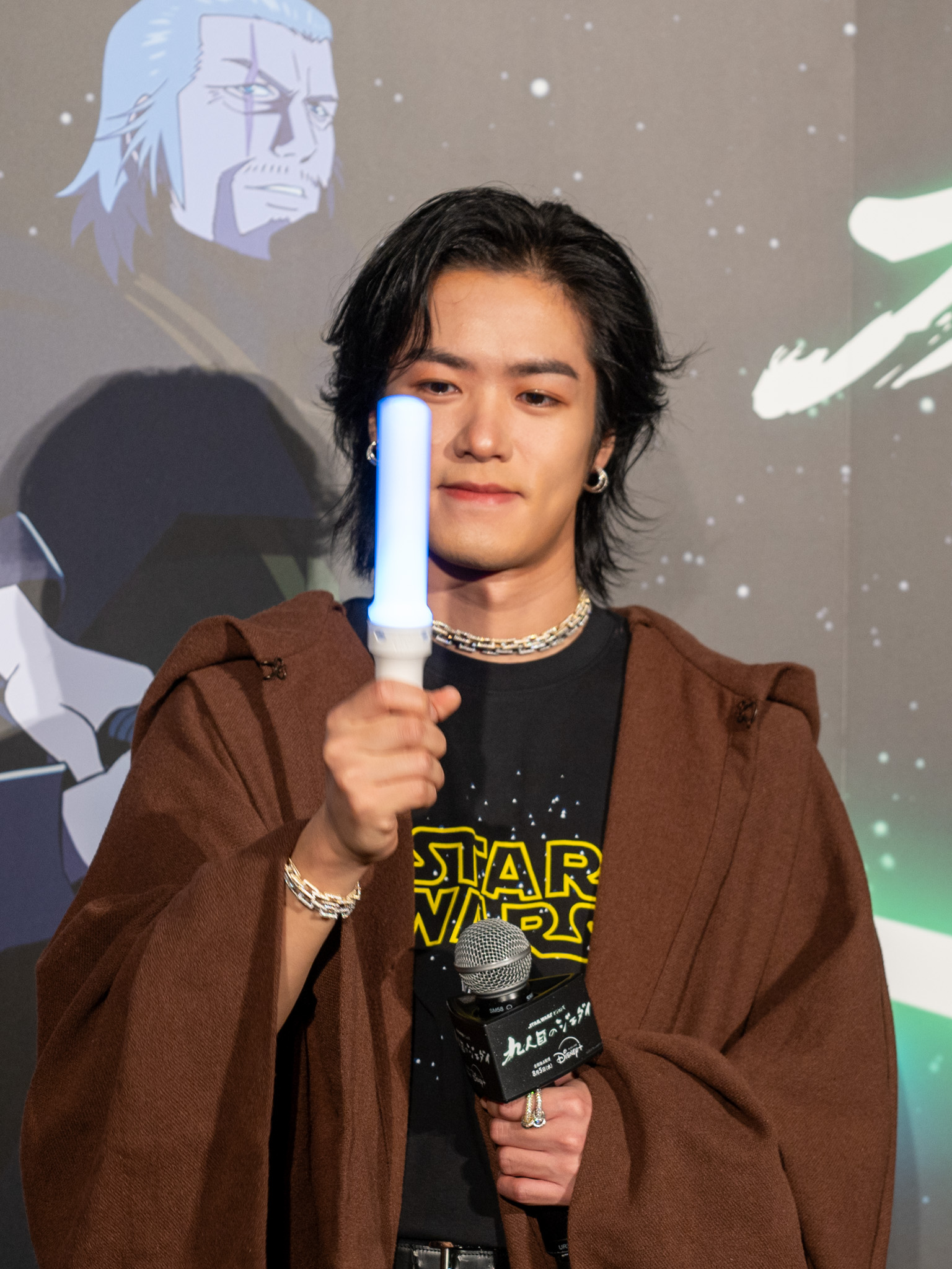 青いペンライトを掲げる川村壱馬さん