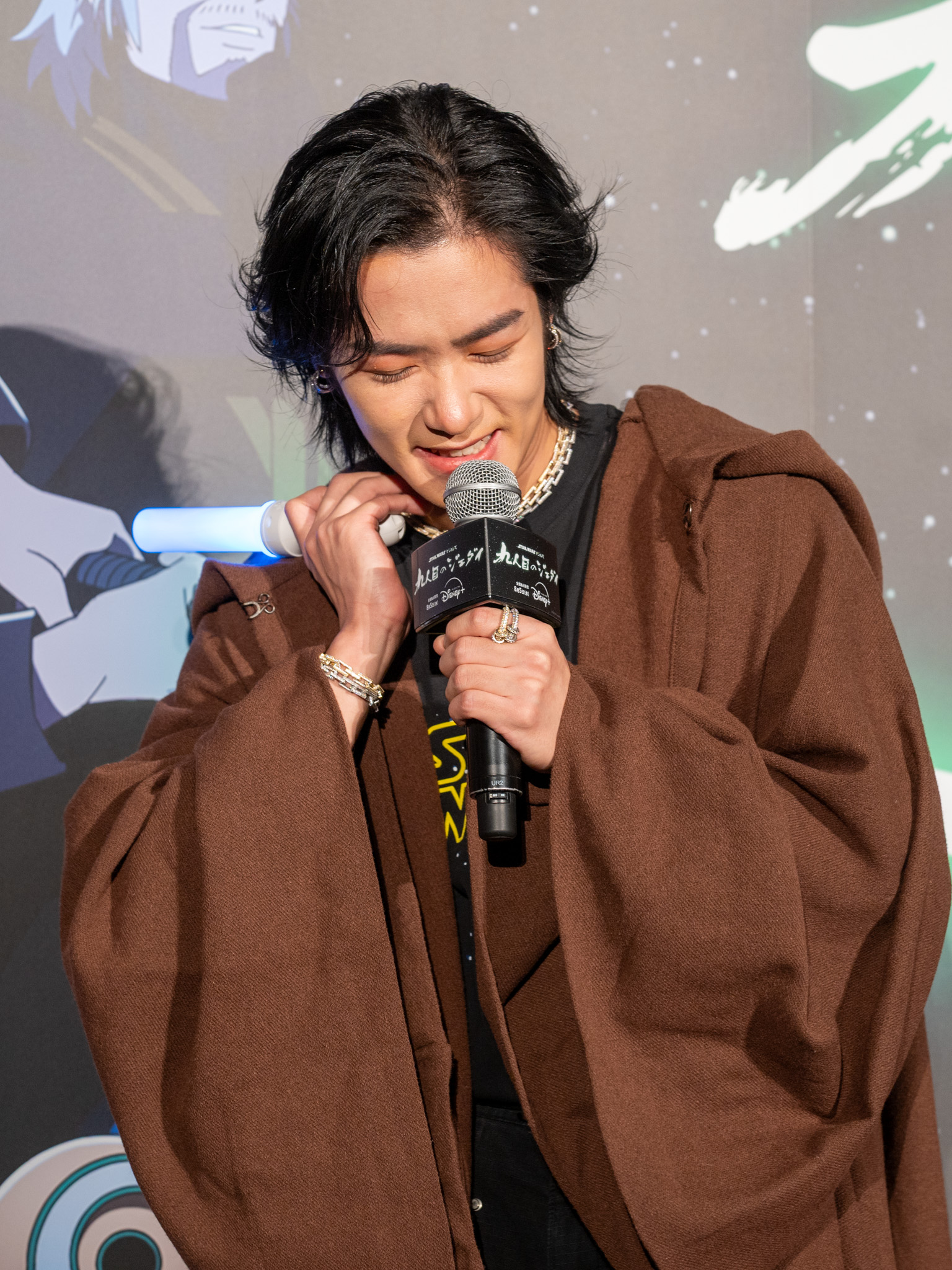 ジェダイのローブ姿で笑顔を見せる川村壱馬さん