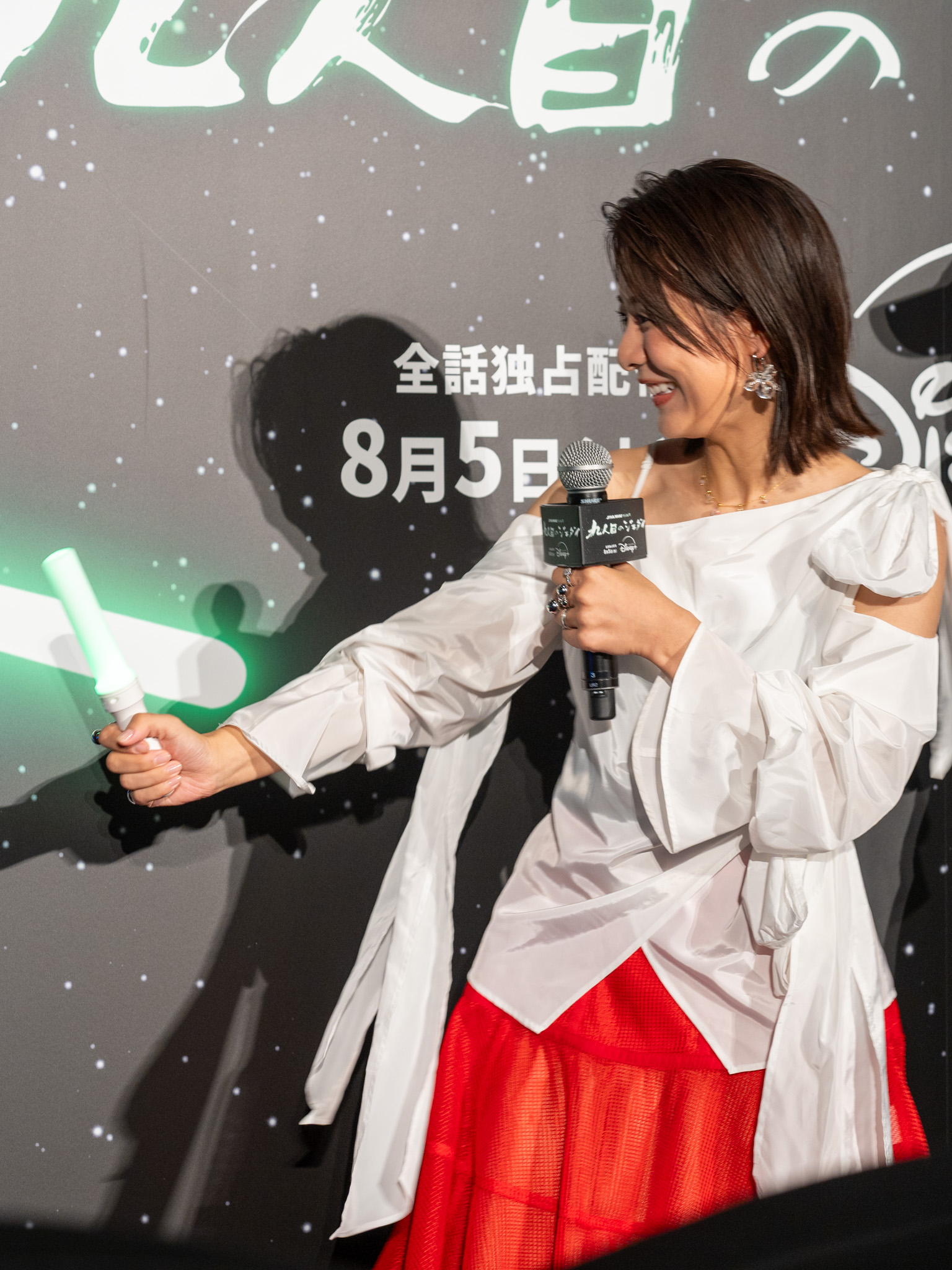 緑のペンライトをライトセーバーのように構える赤﨑千夏さん