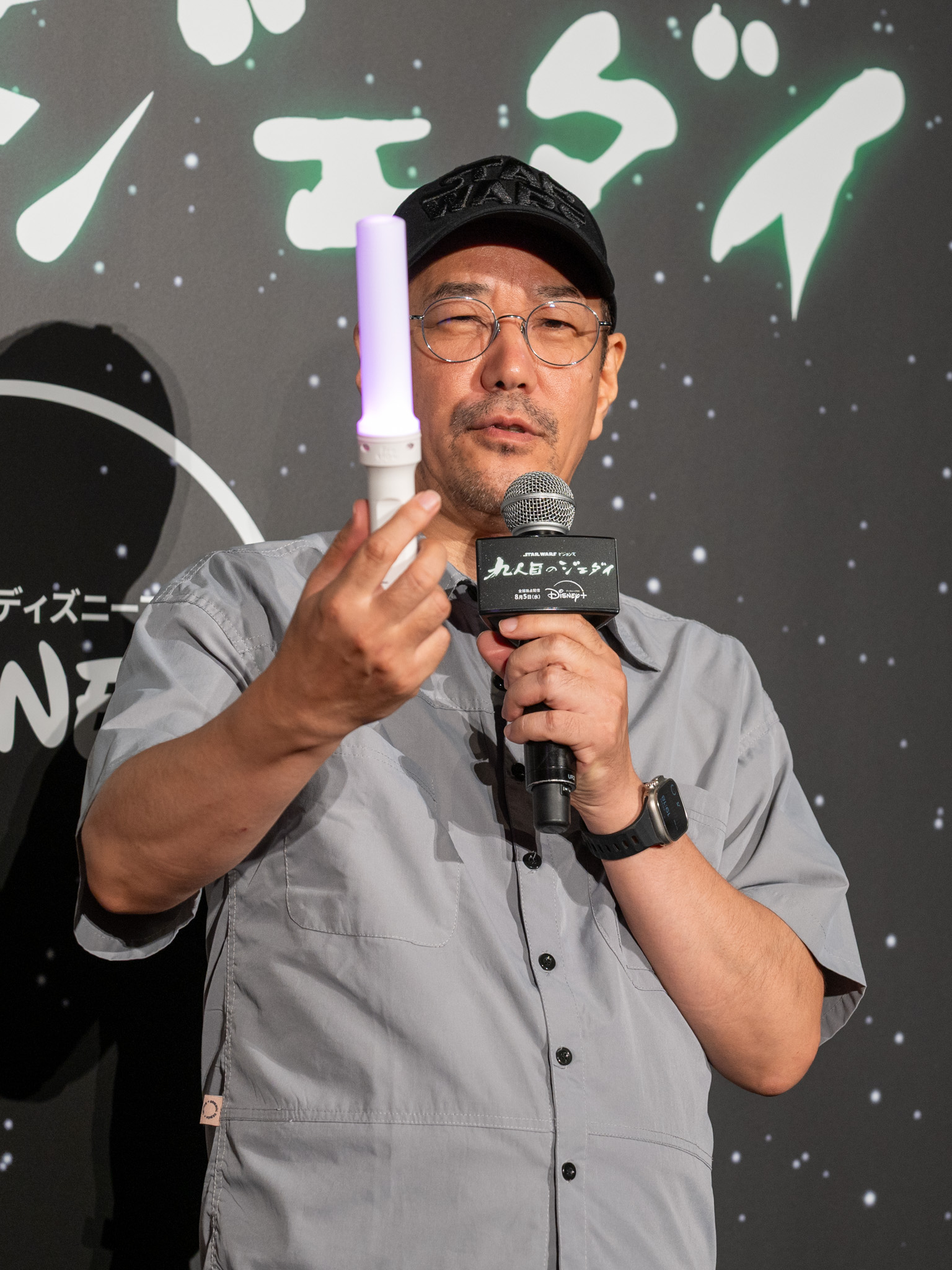 ピンクのペンライトを手に話す神山健治総監督